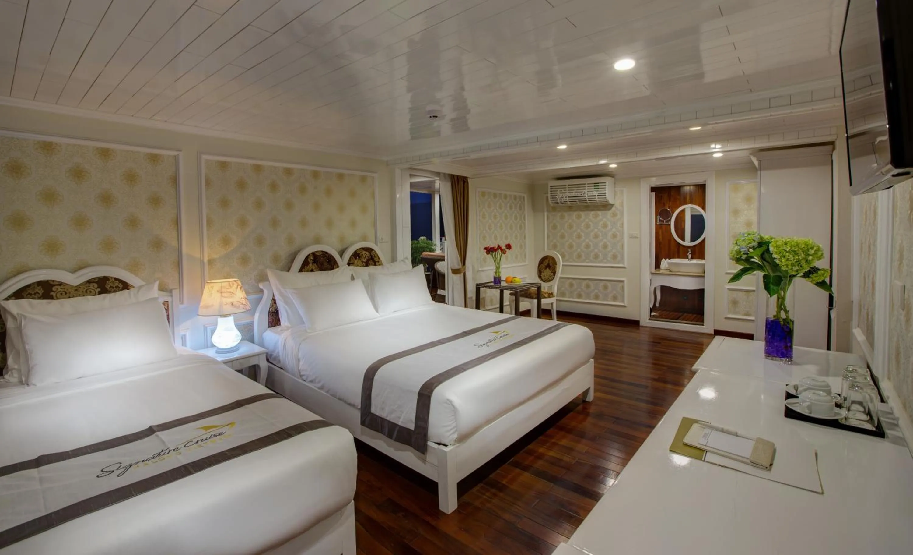 Photo of the whole room, Bed in Signature Royal Halong Cruise