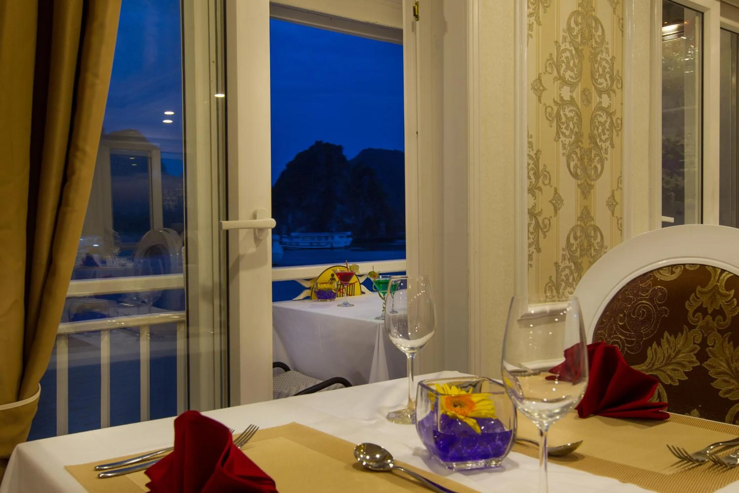 Restaurant/places to eat in Signature Royal Halong Cruise