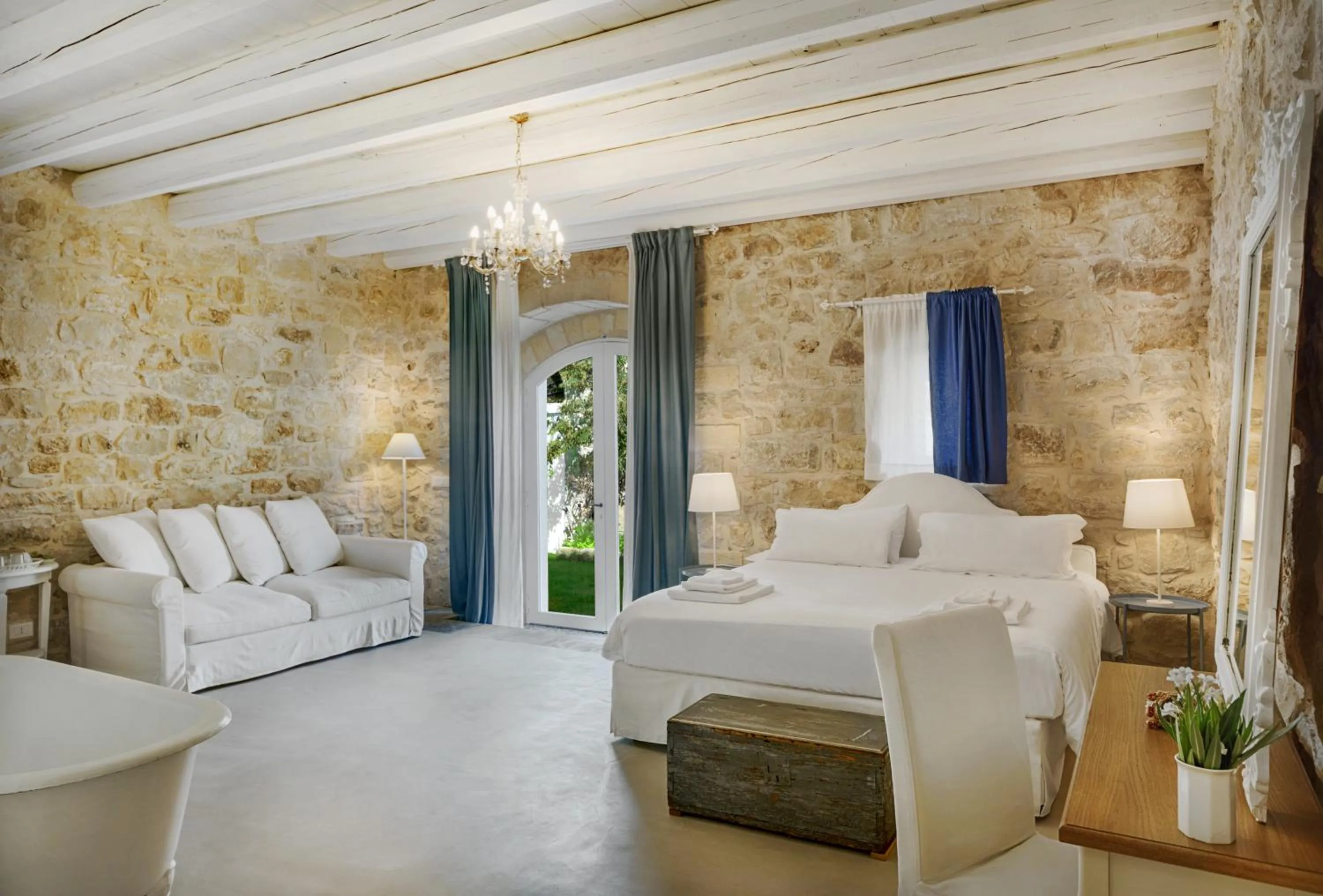 Photo of the whole room, Bed in Baglio Occhipinti