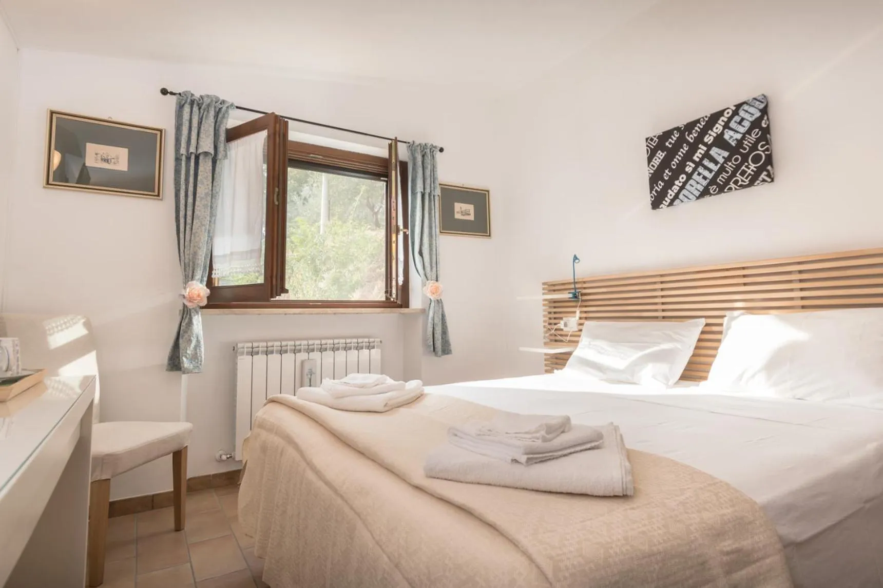 Shower, Bed in B&B Cantico Delle Creature