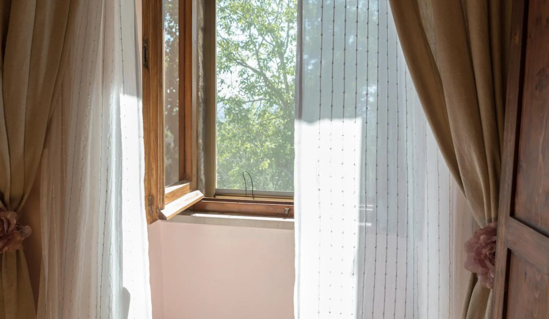 Decorative detail in B&B Cantico Delle Creature