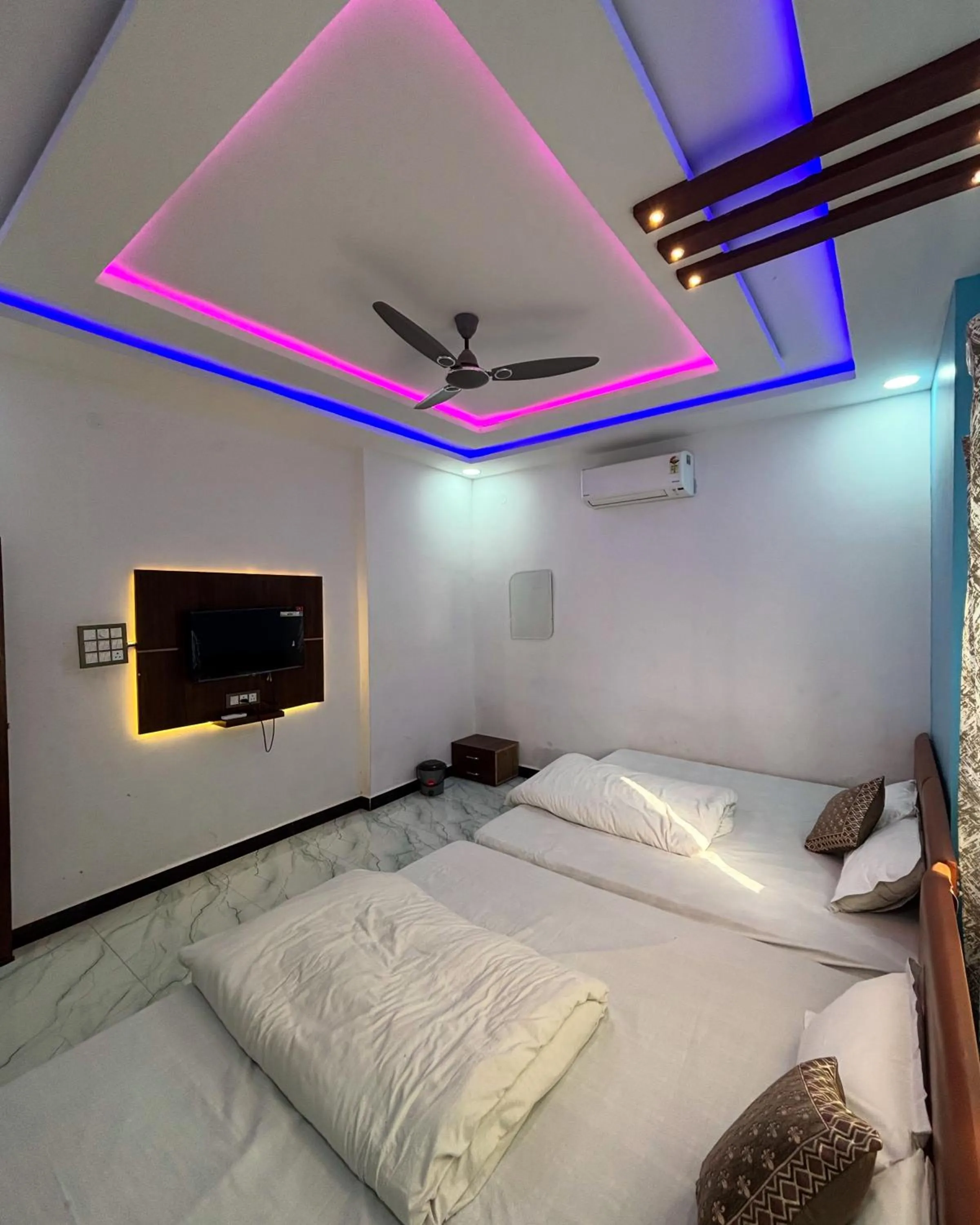 TV and multimedia, Bed in Hotel Moonlight & Restaurant