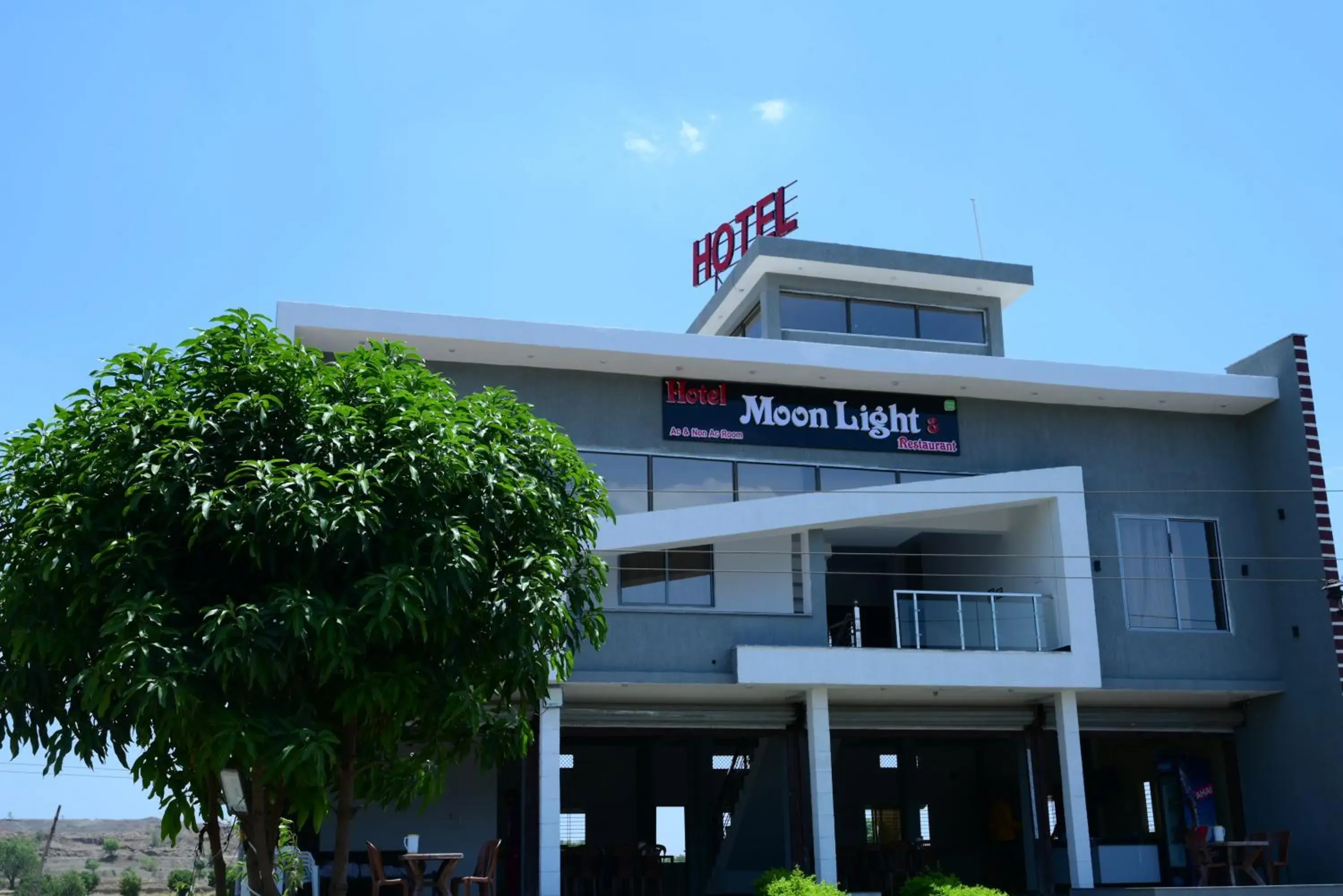 Property building in Hotel Moonlight & Restaurant Property building in Hotel Moonlight & Restaurant
