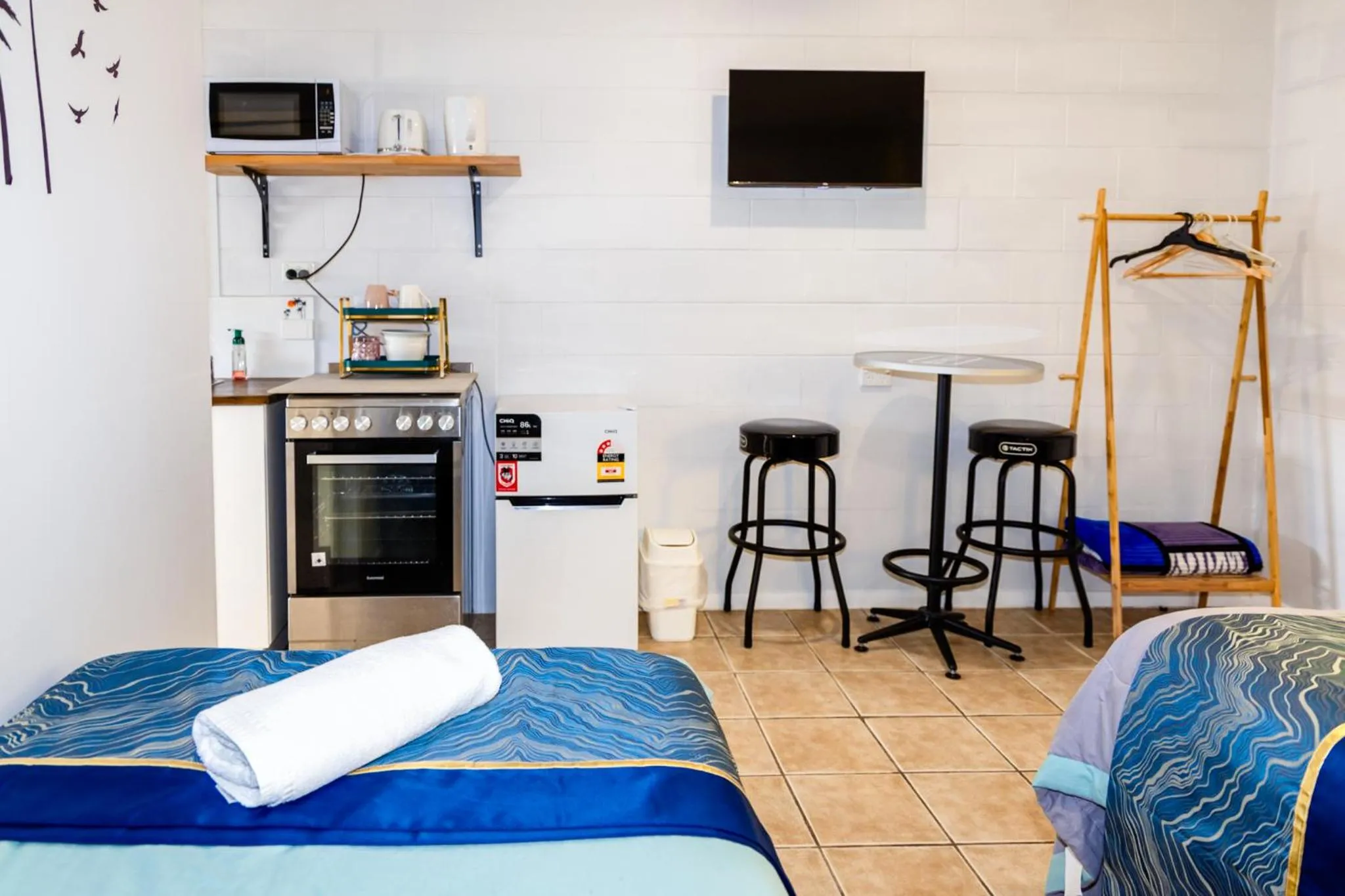 TV and multimedia, Bed in Innisfail Riverfront Motel