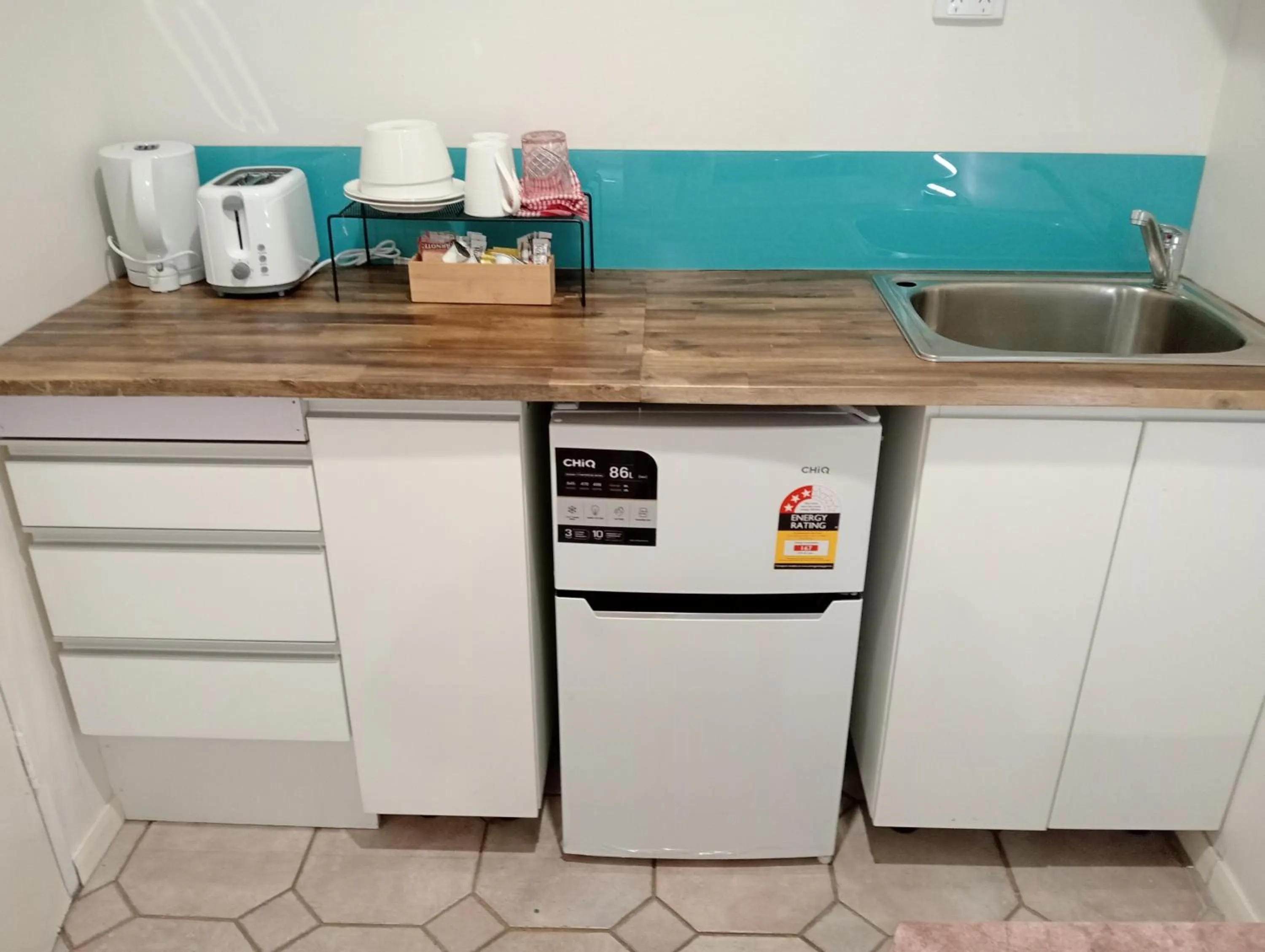 Kitchen or kitchenette in Innisfail Riverfront Motel