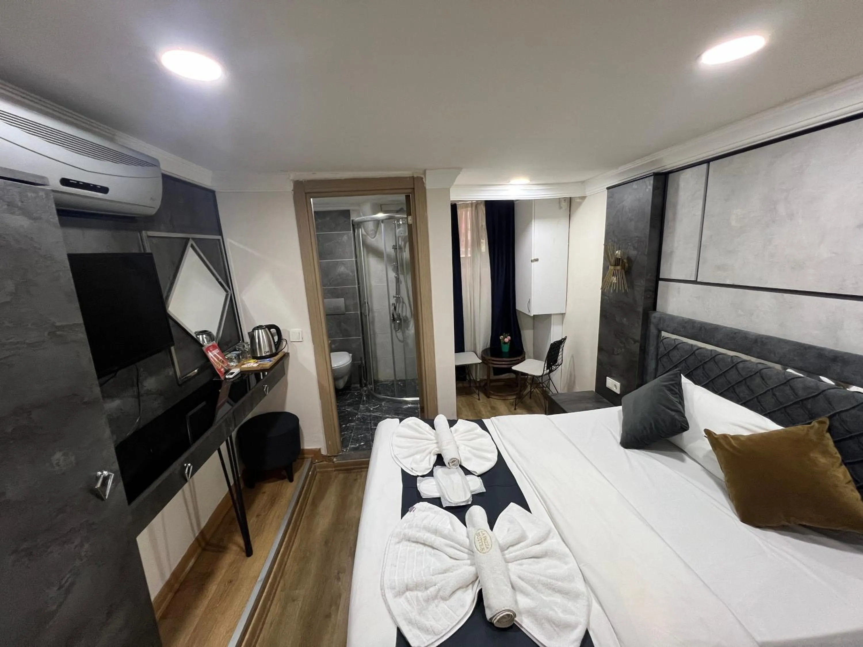 Bed in La Pazza Suites