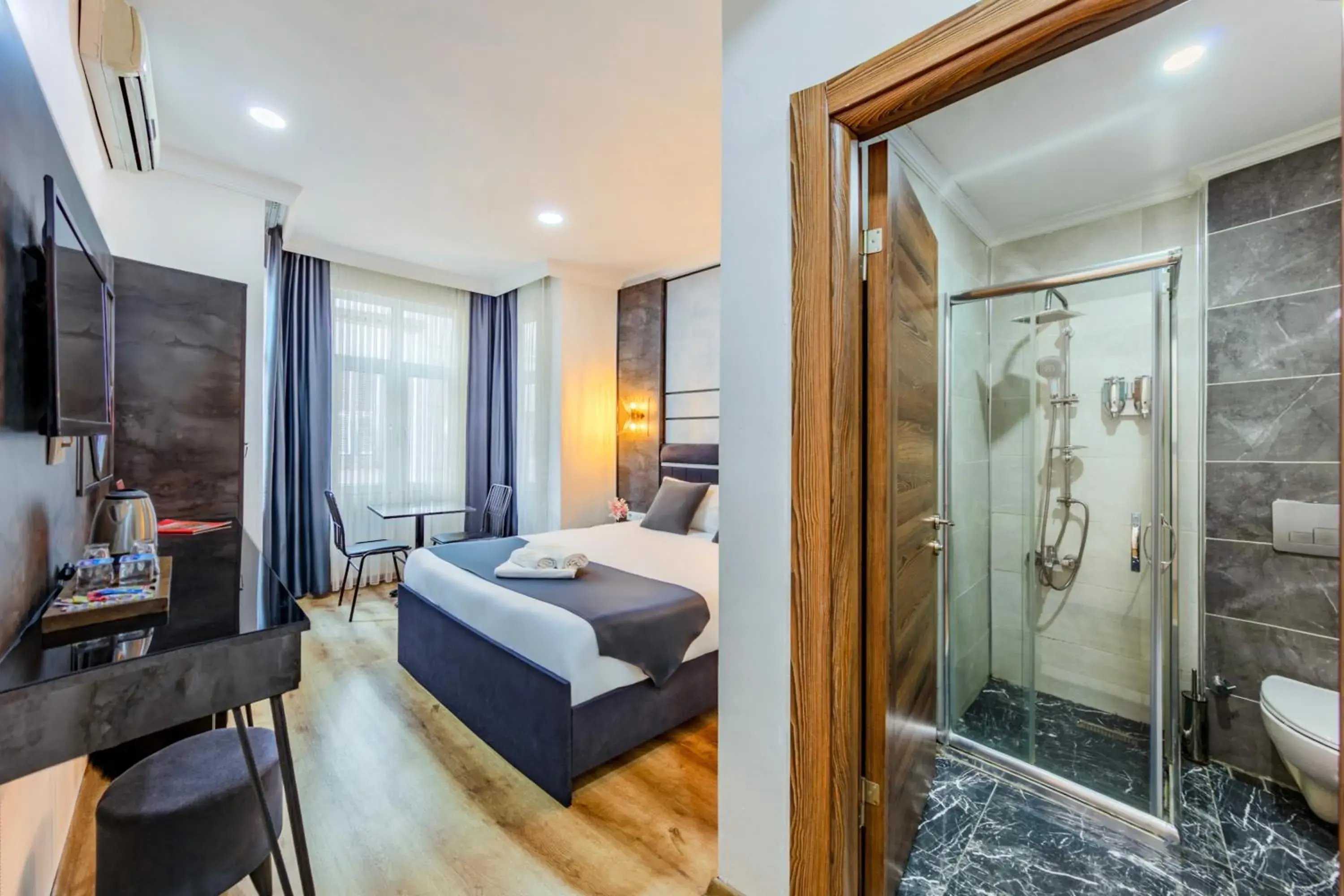 Deluxe Single Room in La Pazza Suites Deluxe Single Room in La Pazza Suites