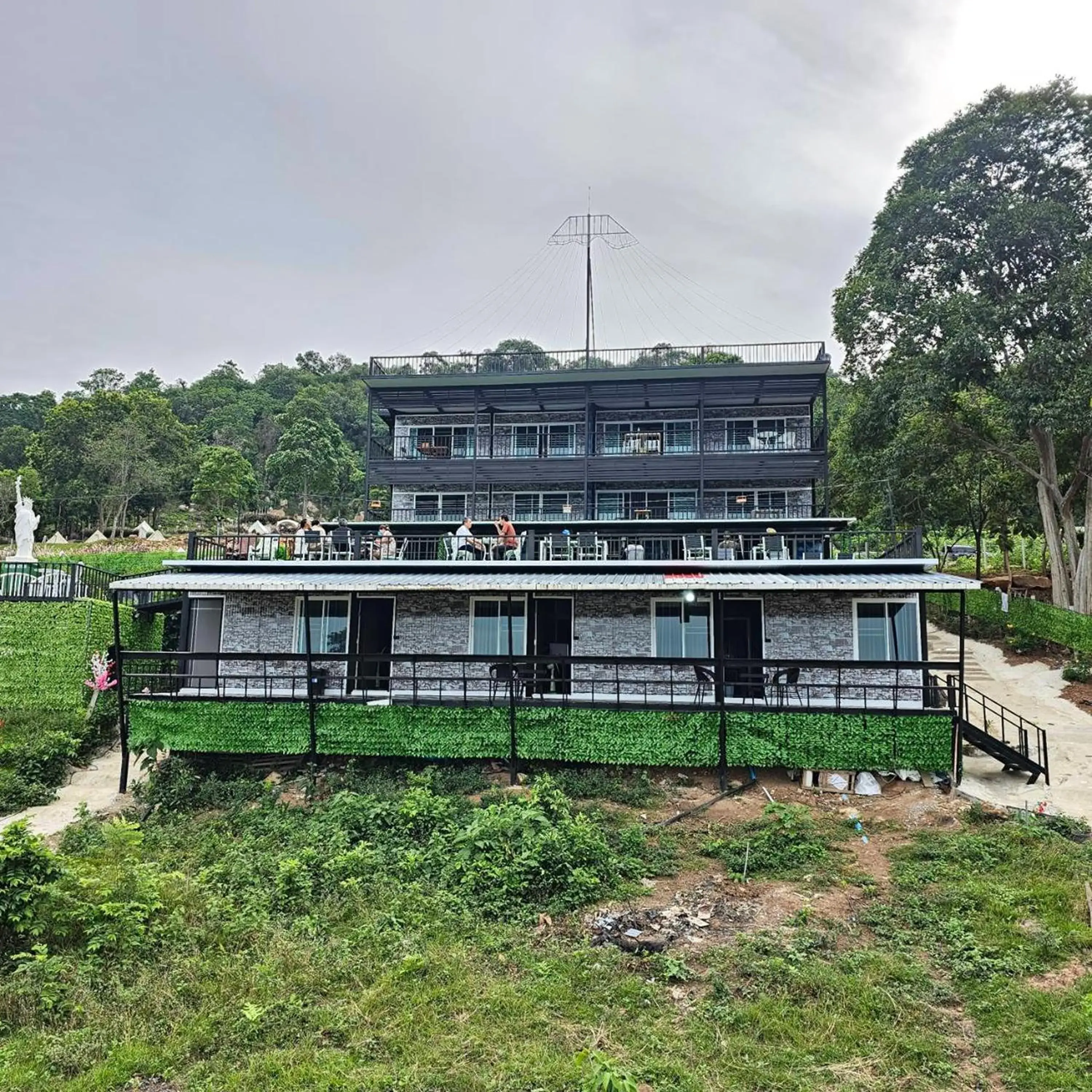 Property building in Ice Hill Property building in Ice Hill