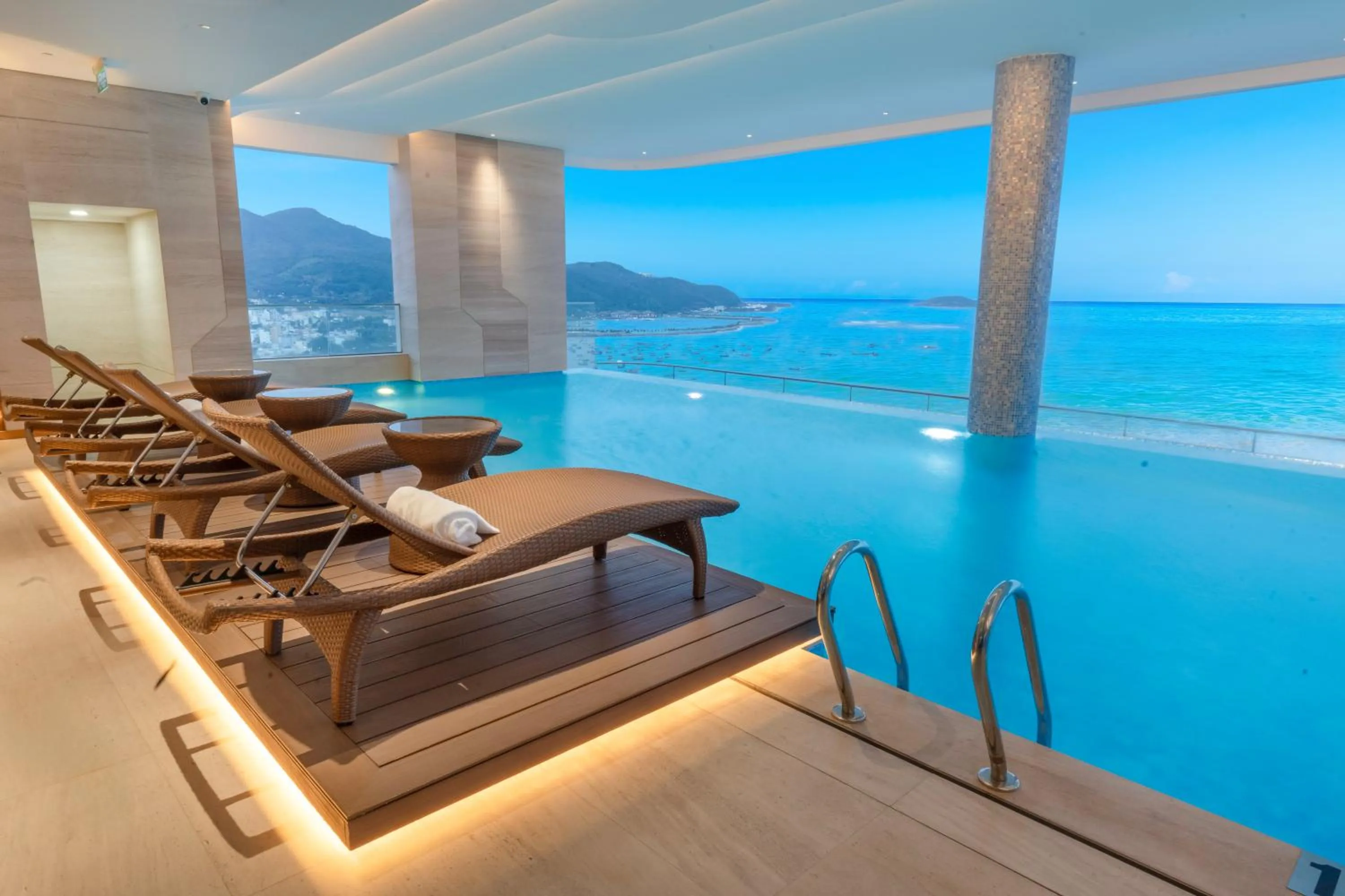 Sea view in The Morning Glow - Handwritten Collection