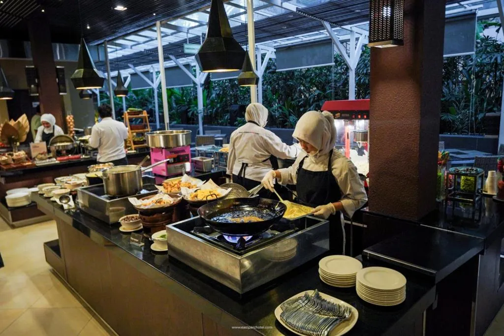 Restaurant/places to eat in Eastparc Hotel Yogyakarta