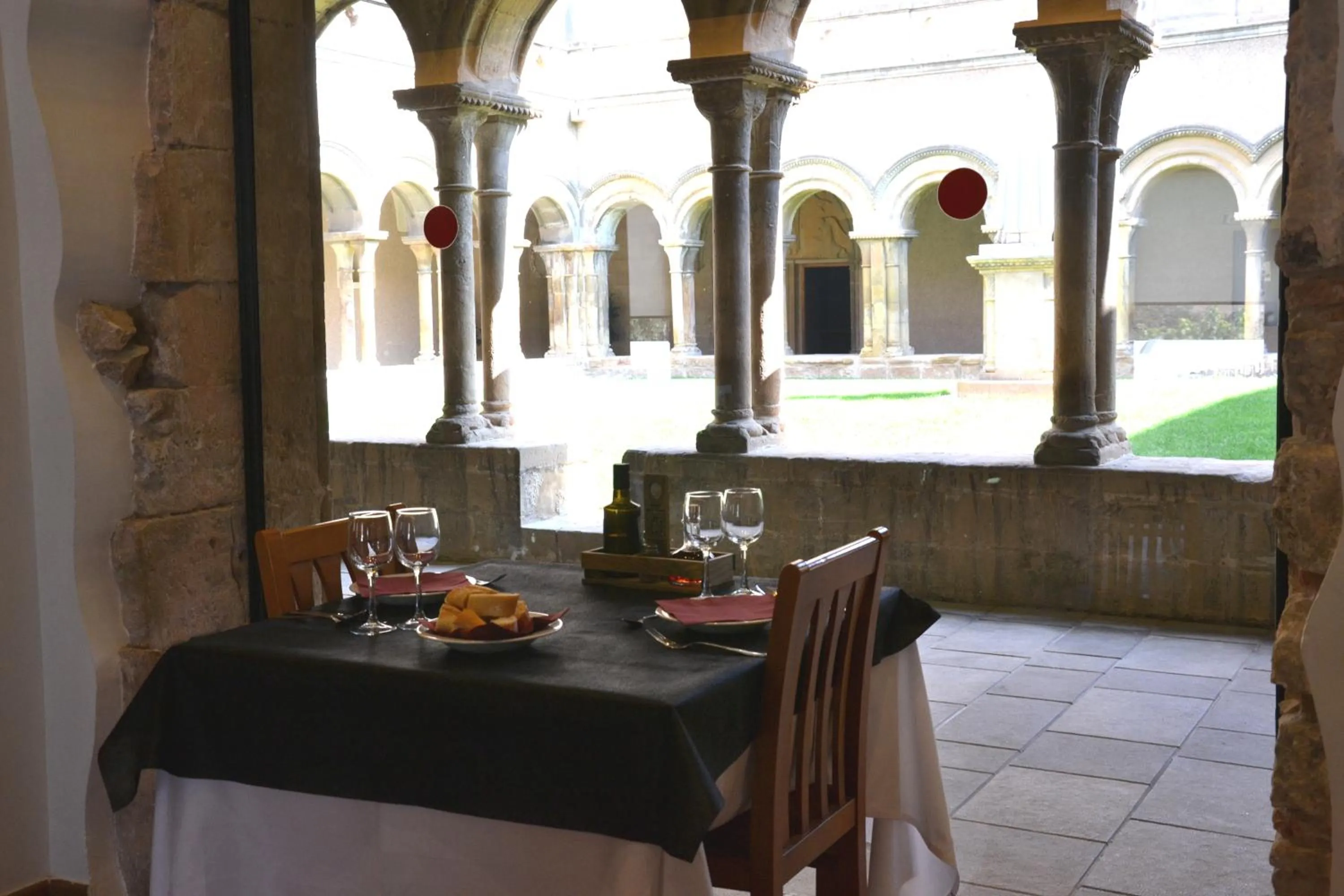 Restaurant/places to eat in Monestir de Les Avellanes
