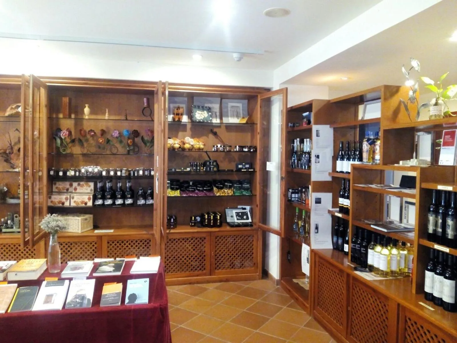On-site shops in Monestir de Les Avellanes