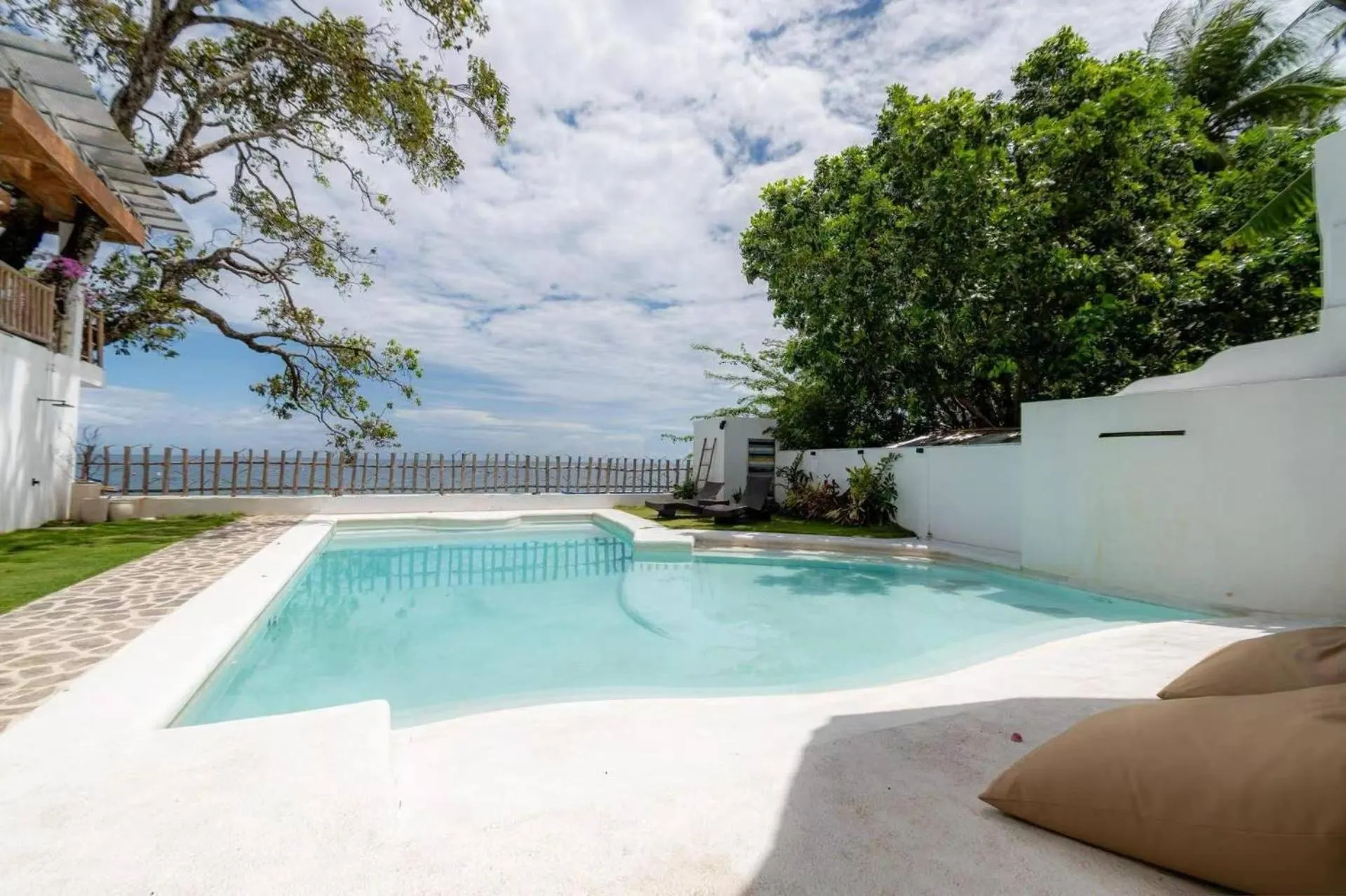 Swimming pool in E-Fun Dive Resort
