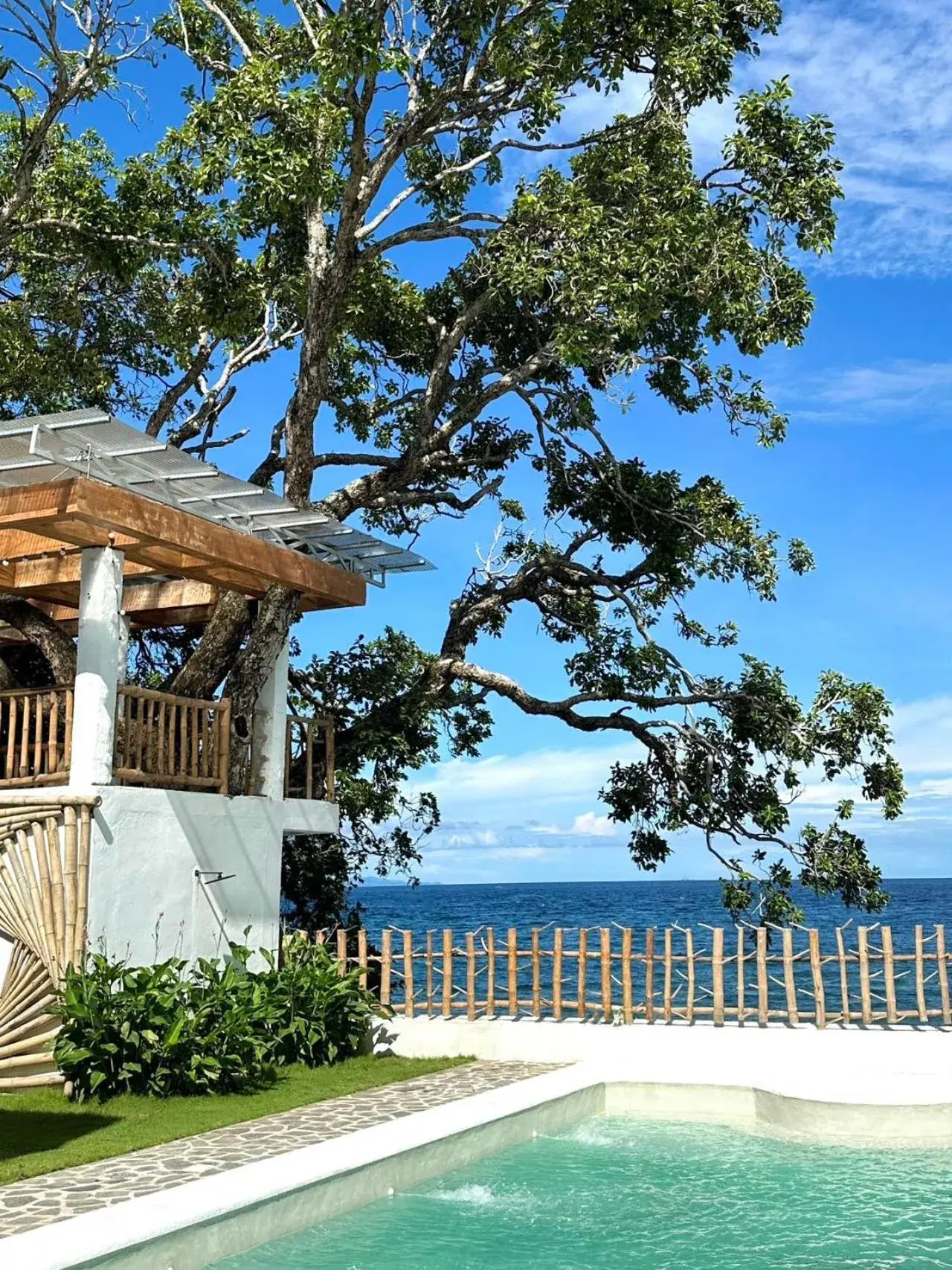 Swimming pool in E-Fun Dive Resort Swimming pool in E-Fun Dive Resort
