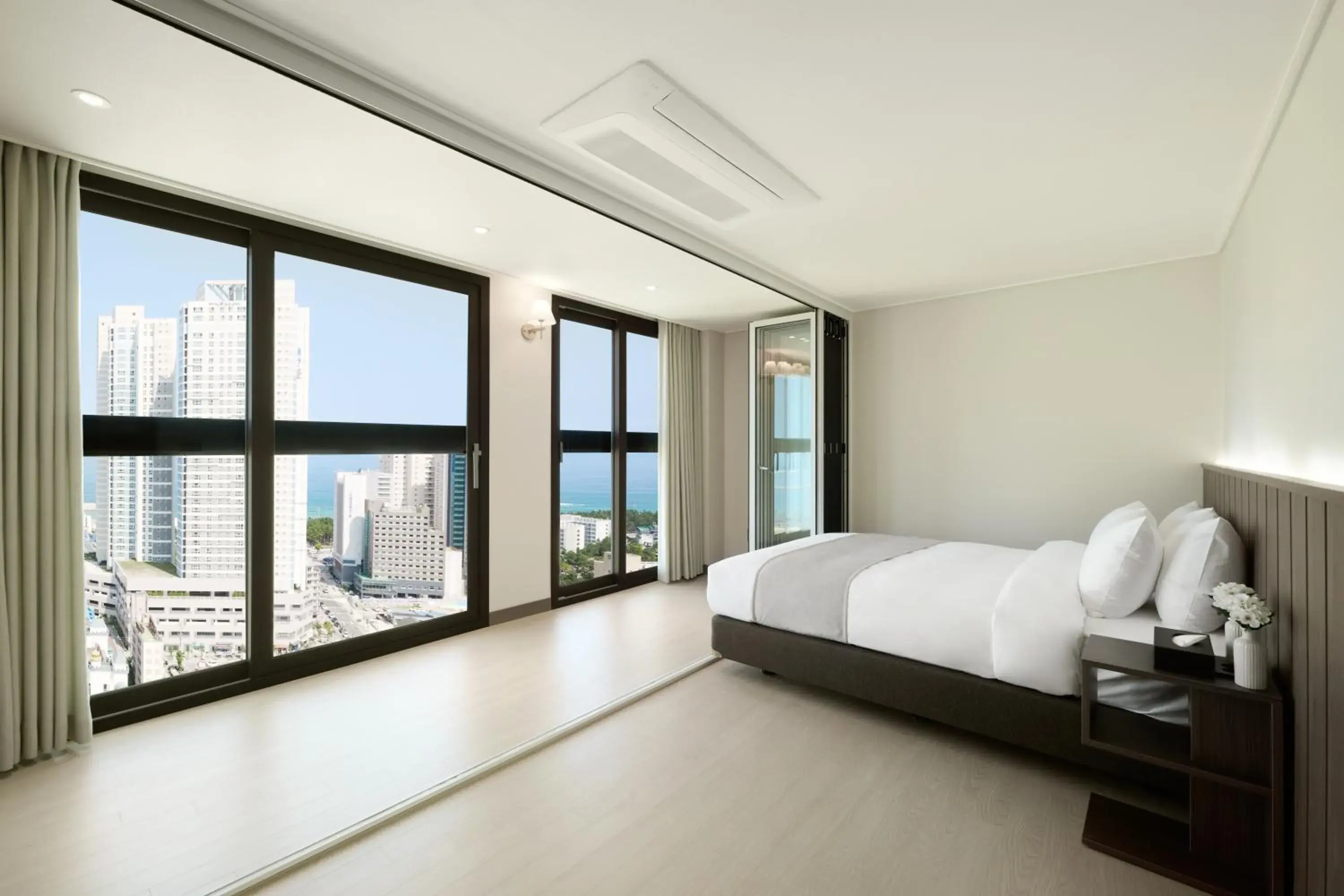 Deluxe Queen Ocean View in The Hotel Sokcho Deluxe Queen Ocean View in The Hotel Sokcho