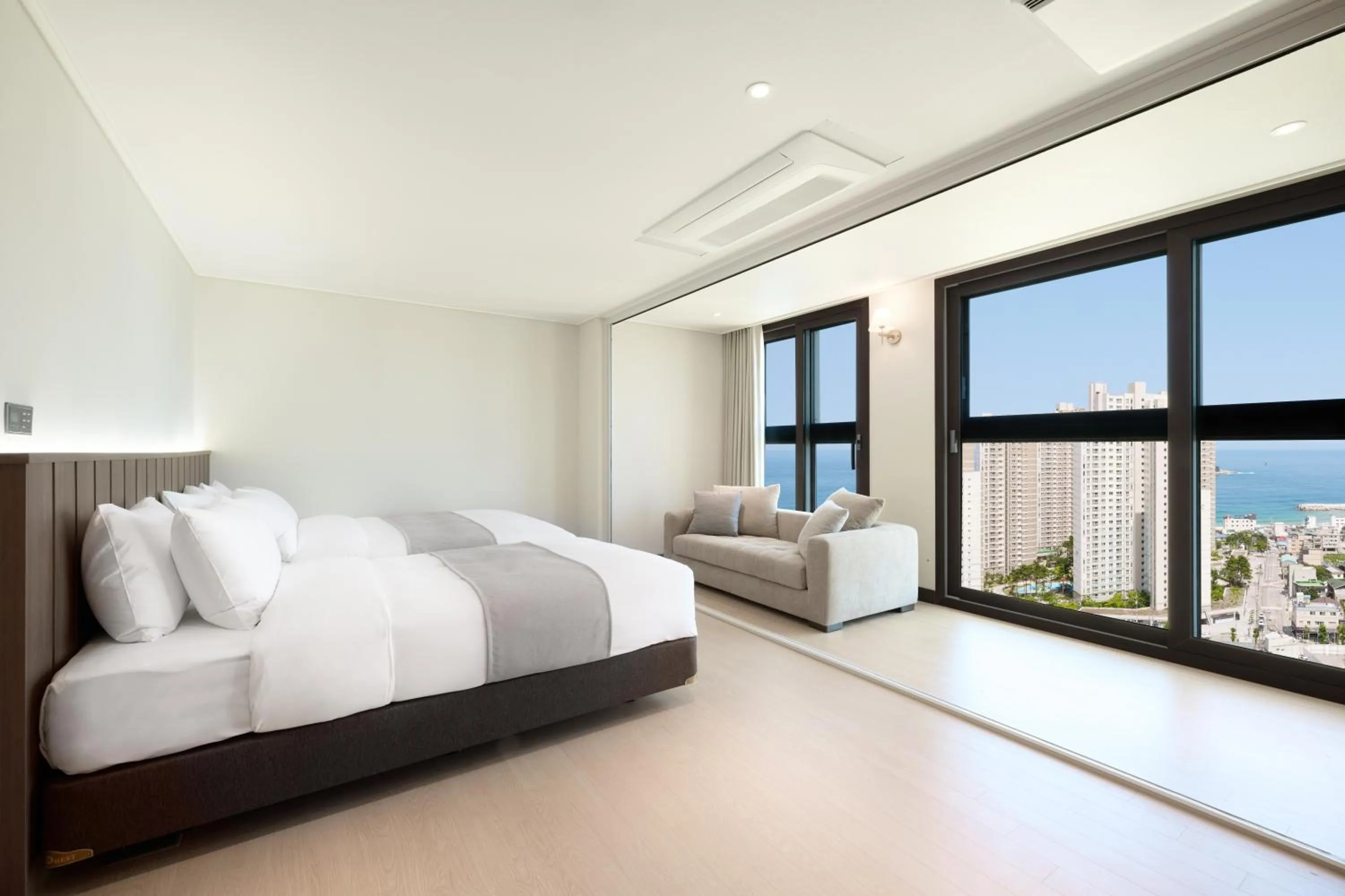 Bedroom, Bed in The Hotel Sokcho