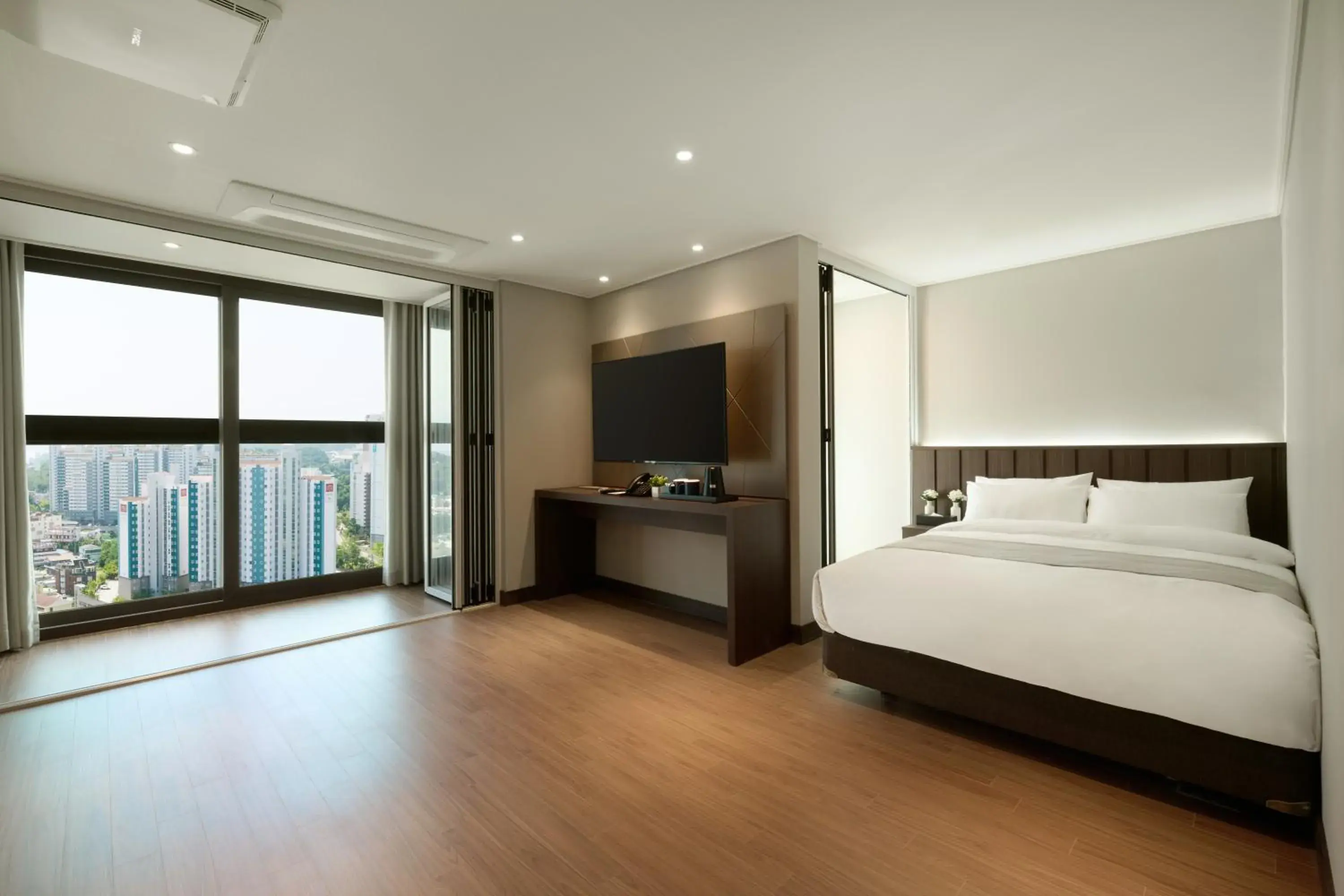 Premier Queen Partial Ocean View in The Hotel Sokcho Premier Queen Partial Ocean View in The Hotel Sokcho