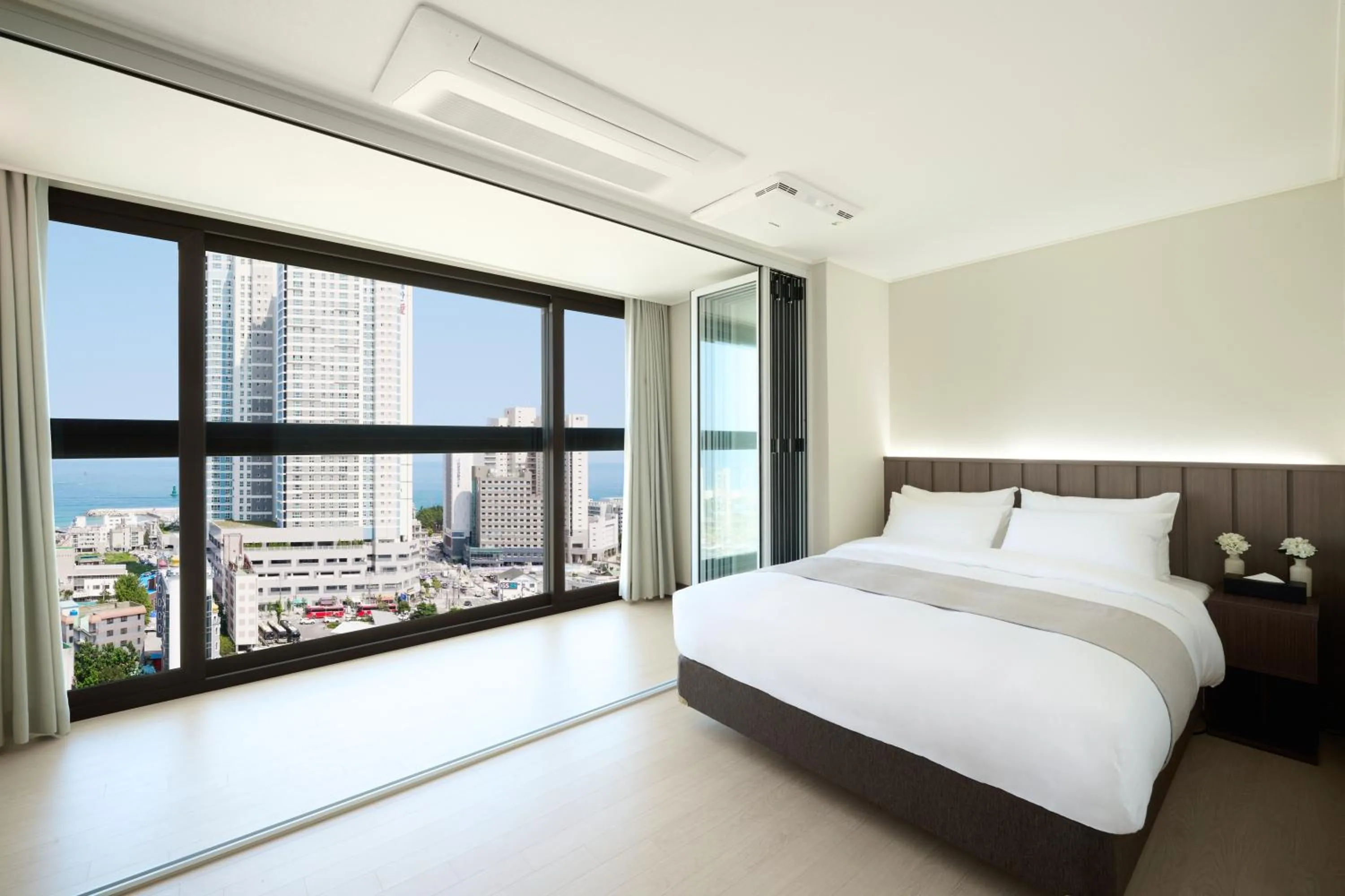 Bedroom, Bed in The Hotel Sokcho