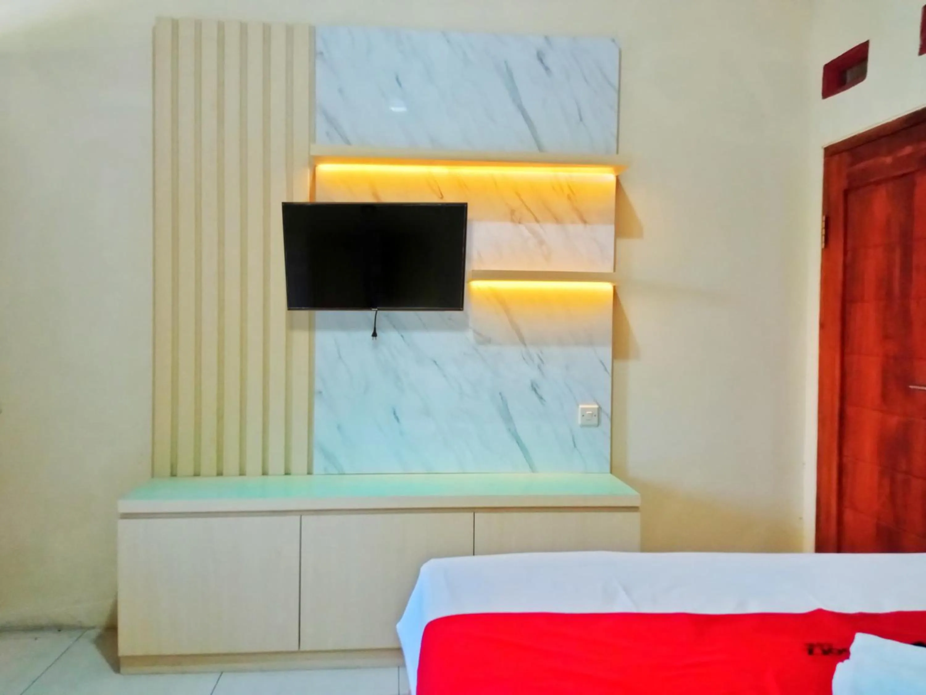 Bedroom, Bed in RedDoorz Near Alun Alun Slawi