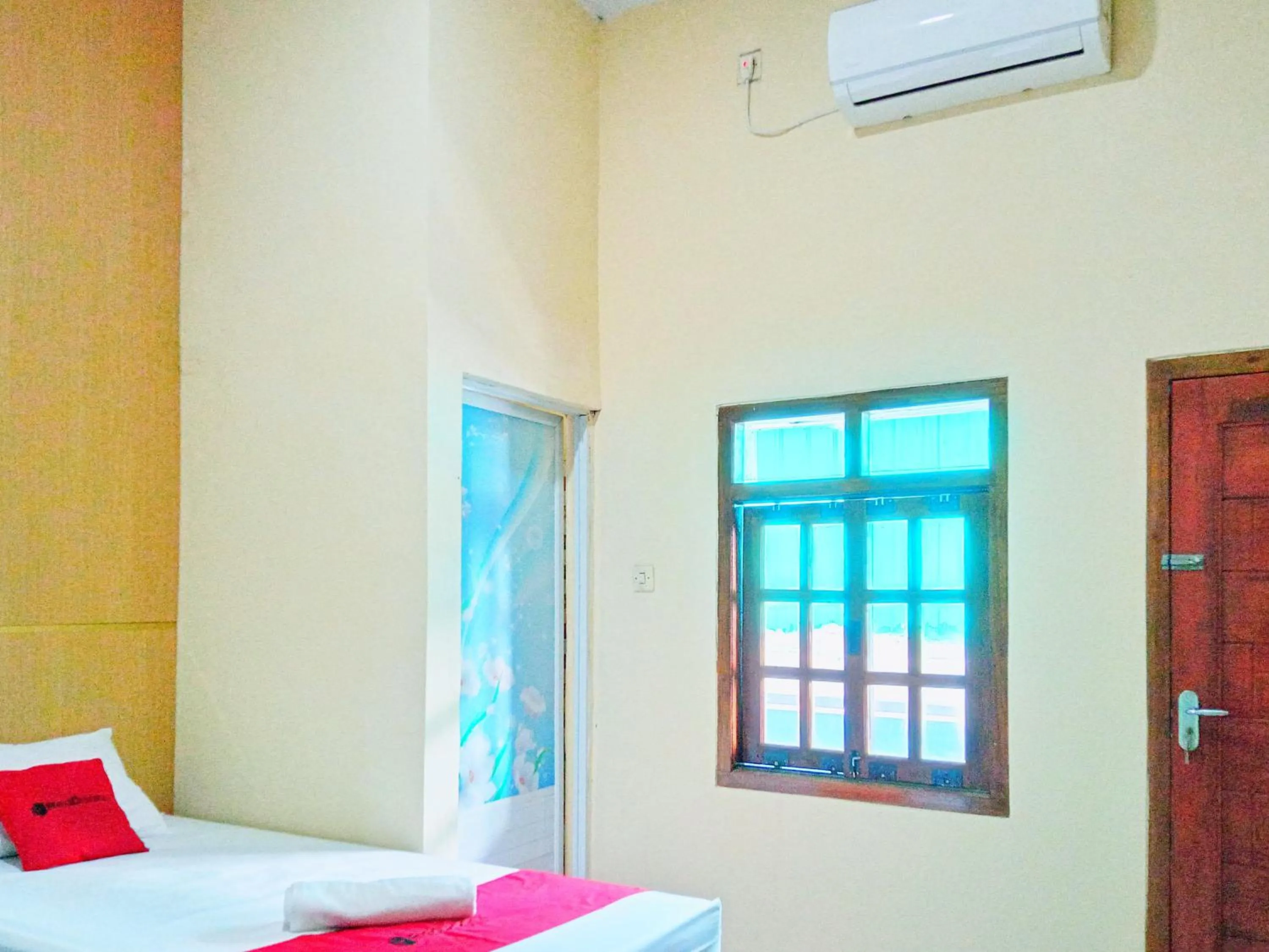Bedroom, Bed in RedDoorz Near Alun Alun Slawi