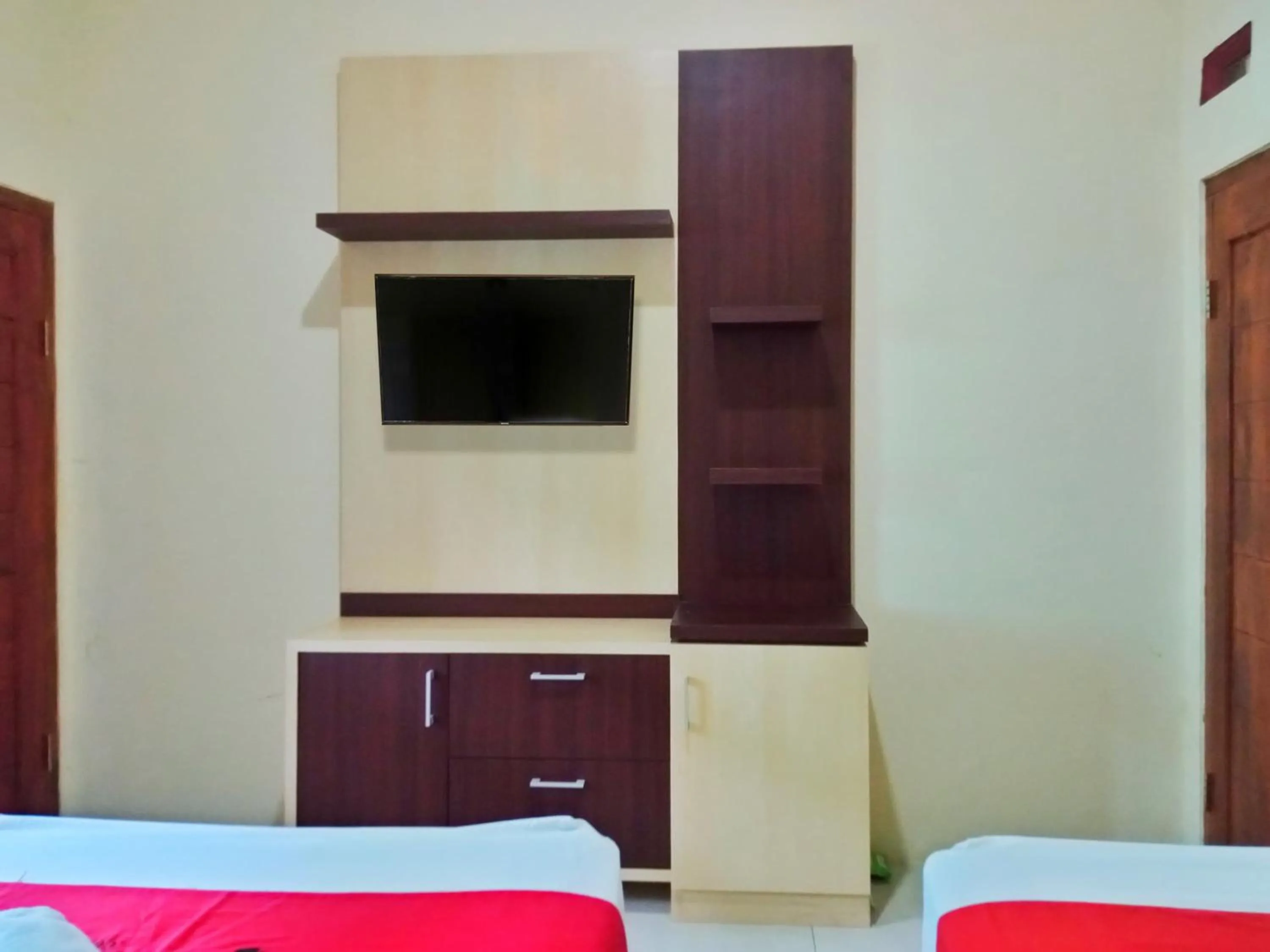 TV and multimedia in RedDoorz Near Alun Alun Slawi