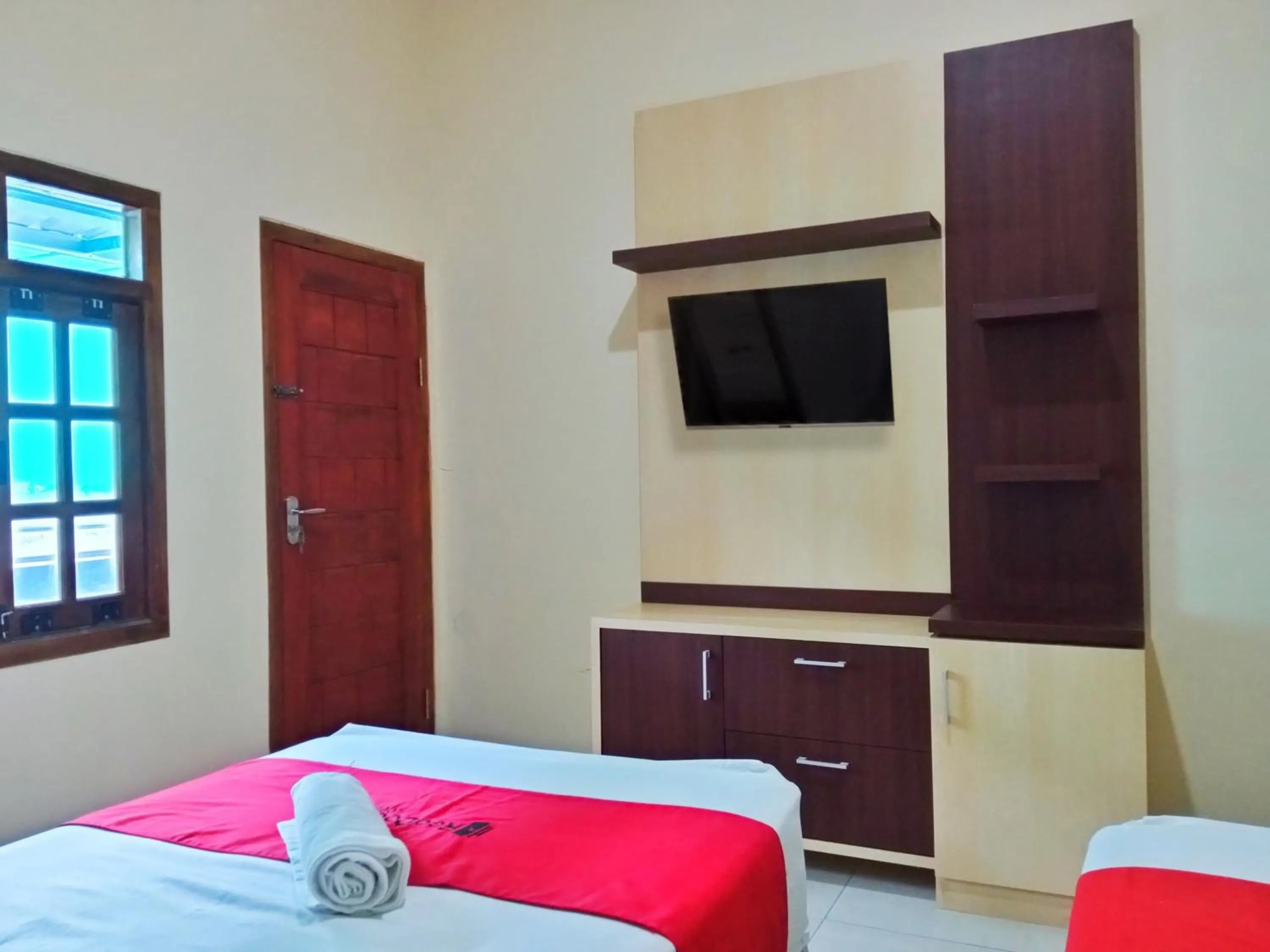Bedroom, Bed in RedDoorz Near Alun Alun Slawi