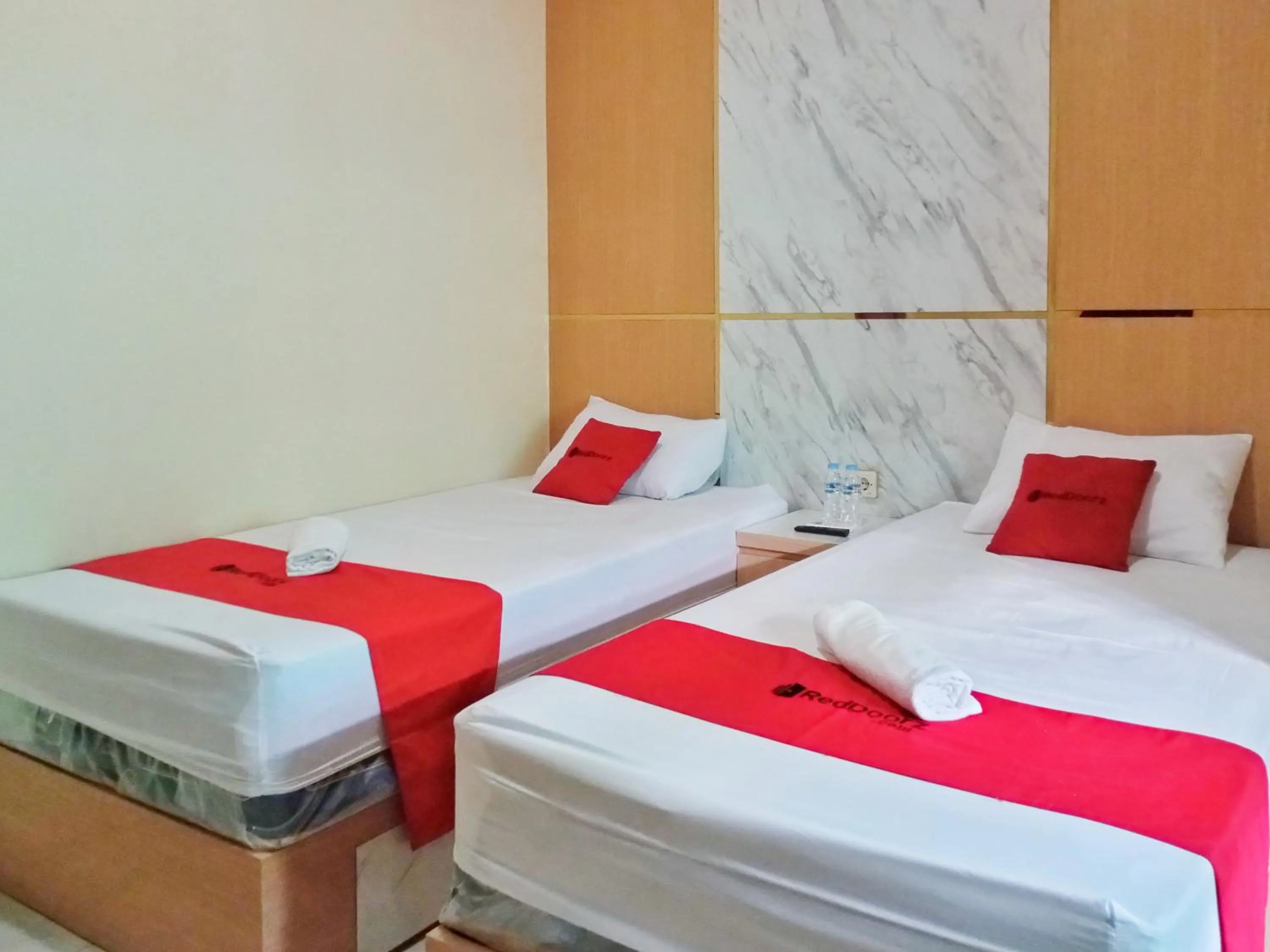 Bedroom, Bed in RedDoorz Near Alun Alun Slawi