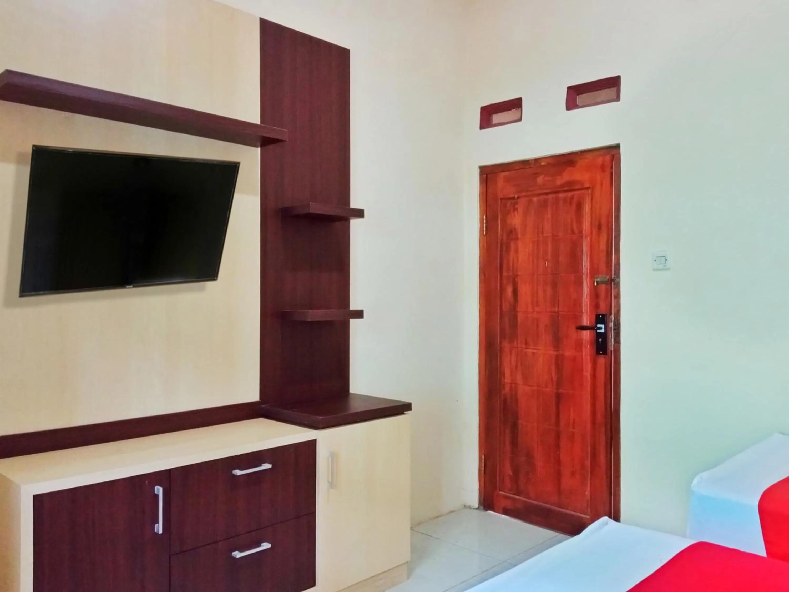 Bedroom, Bed in RedDoorz Near Alun Alun Slawi