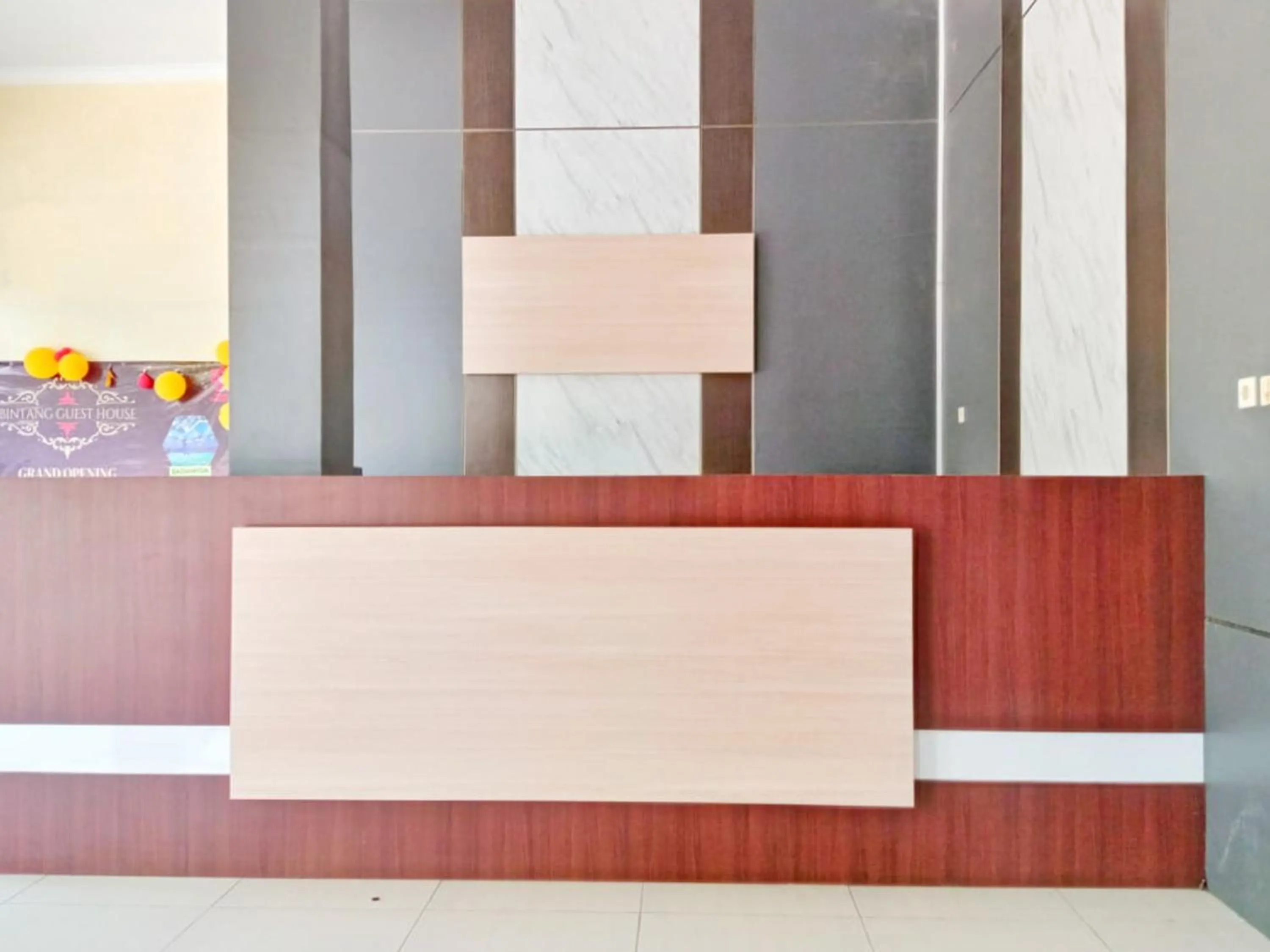 Lobby or reception in RedDoorz Near Alun Alun Slawi