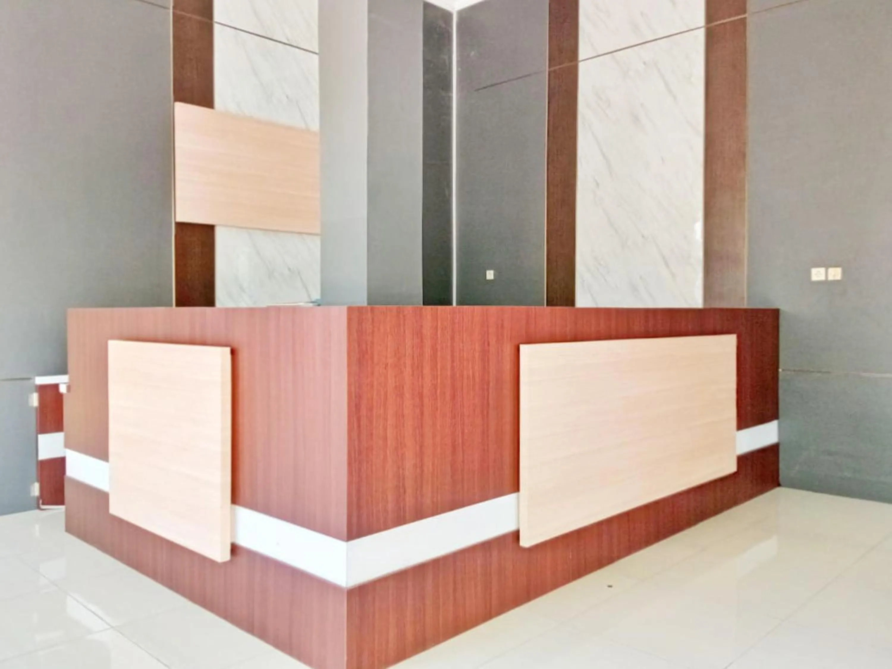 Lobby or reception in RedDoorz Near Alun Alun Slawi