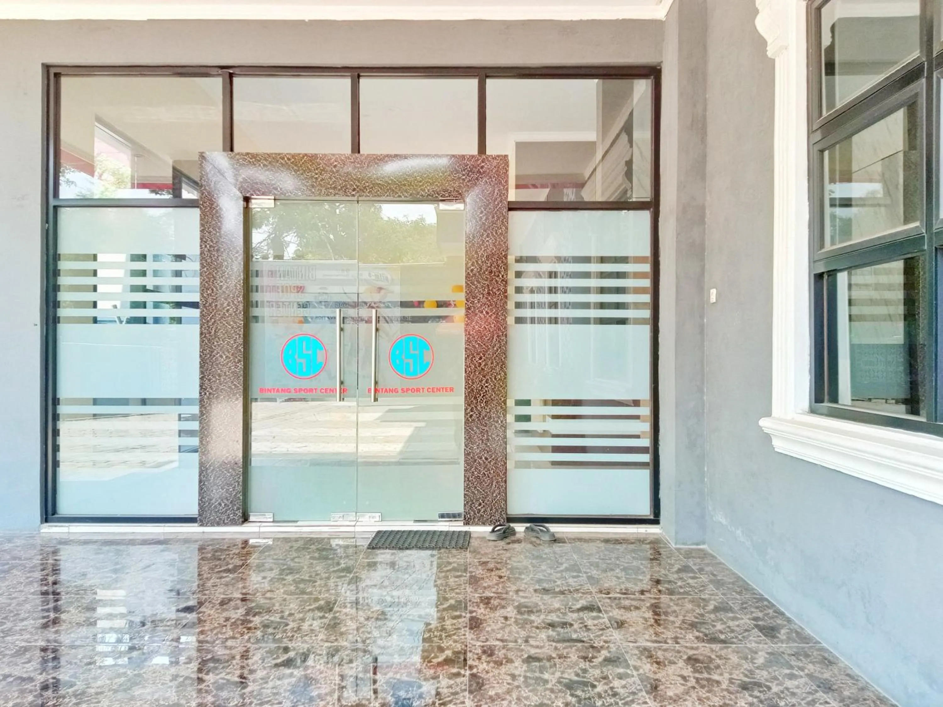 Facade/entrance in RedDoorz Near Alun Alun Slawi