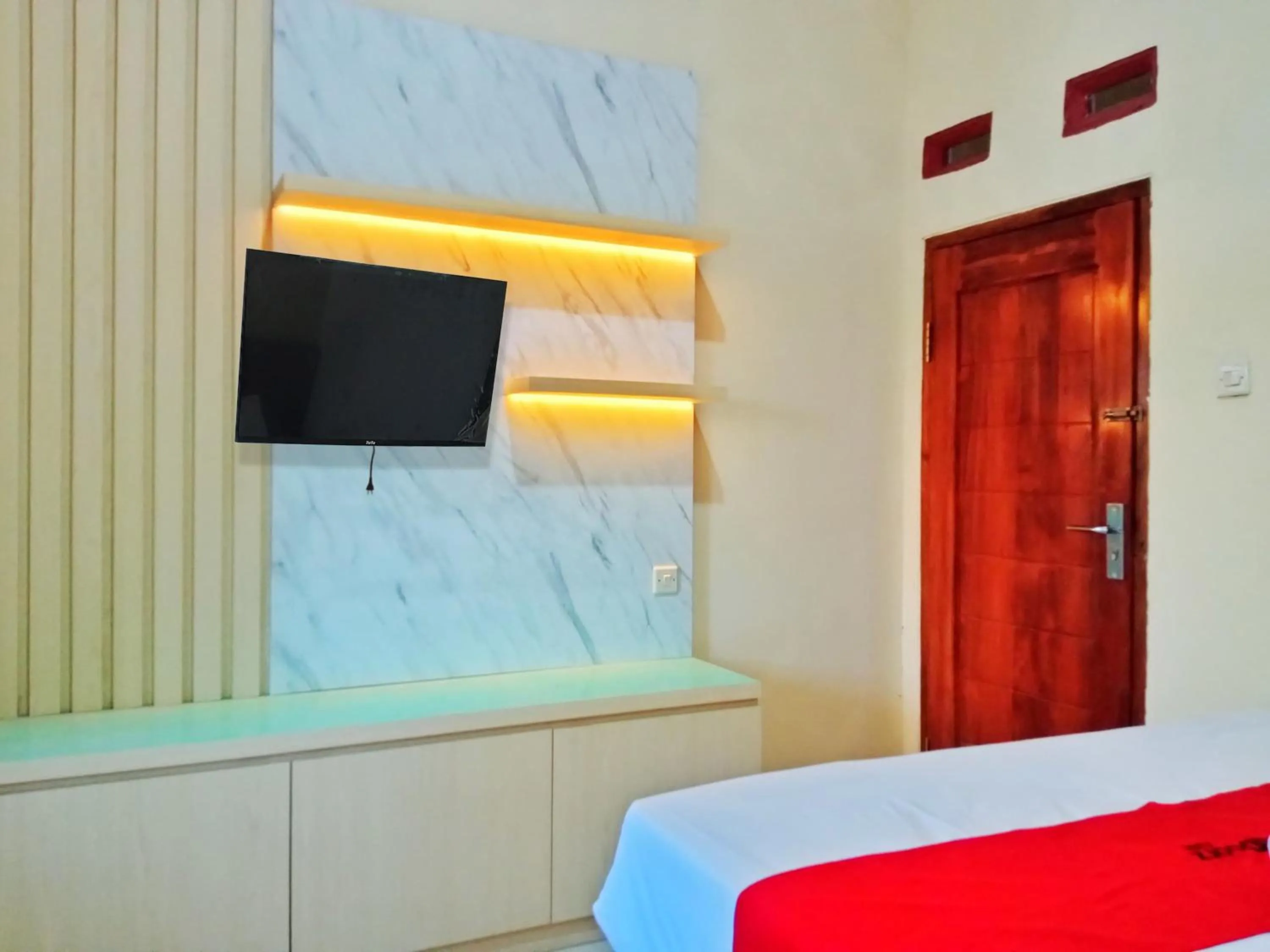 Bedroom, Bed in RedDoorz Near Alun Alun Slawi