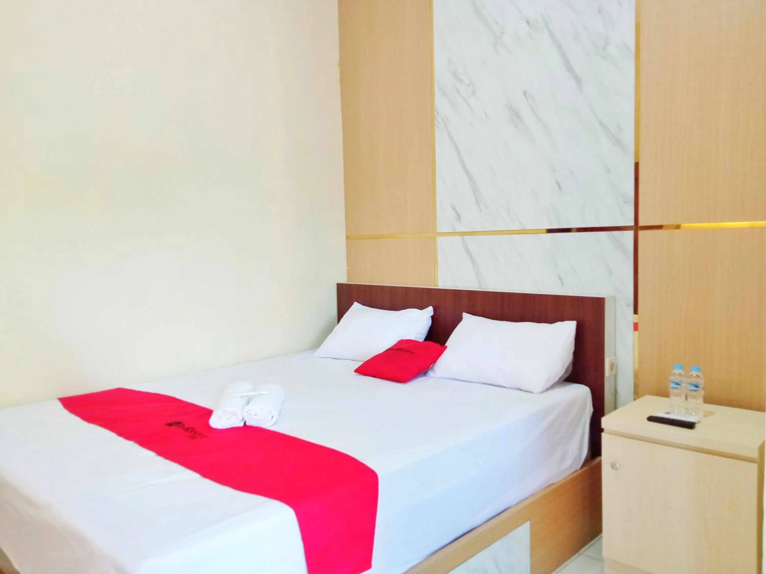 Bedroom, Bed in RedDoorz Near Alun Alun Slawi