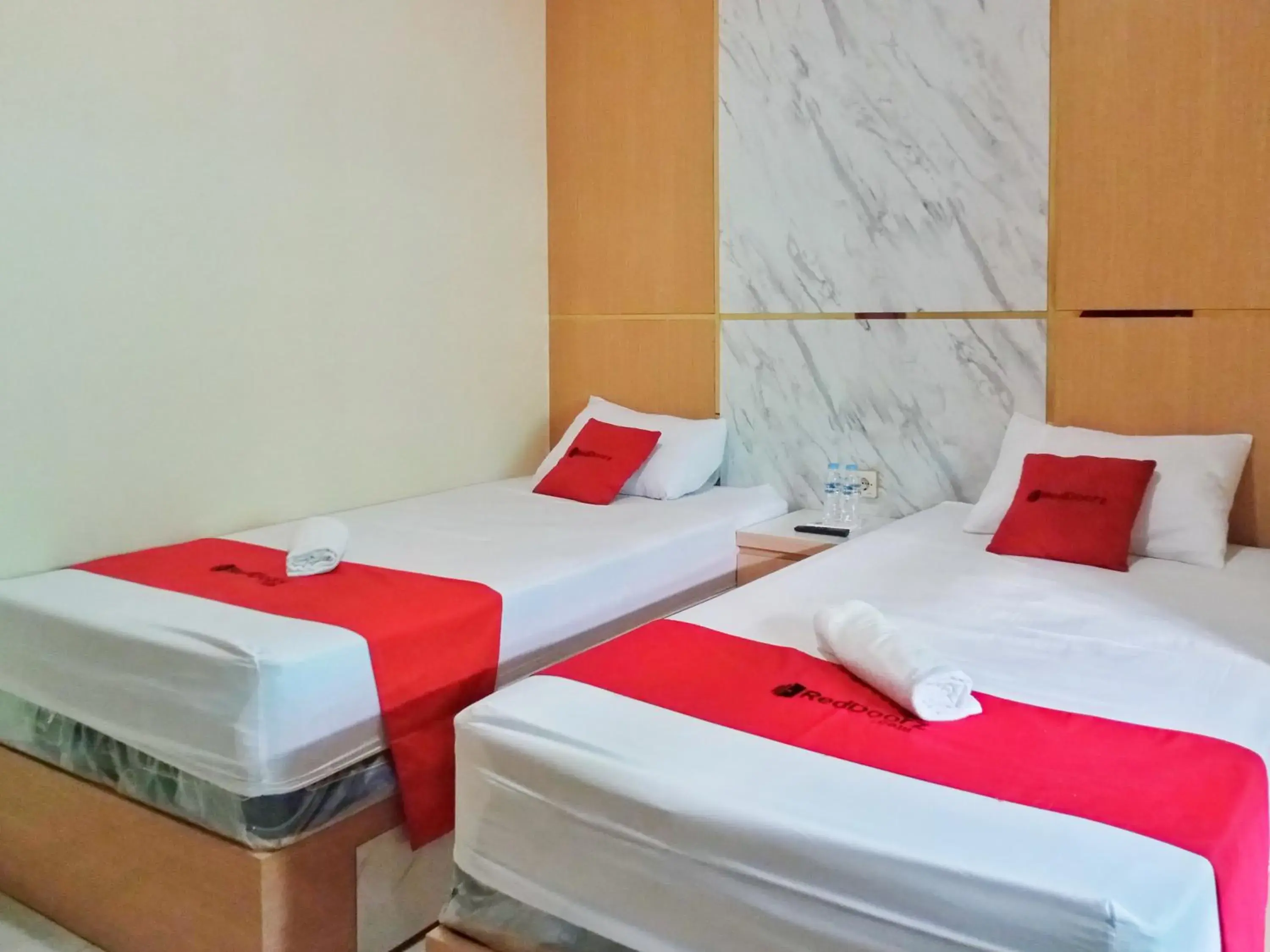 Standard Twin Room in RedDoorz Near Alun Alun Slawi Standard Twin Room in RedDoorz Near Alun Alun Slawi