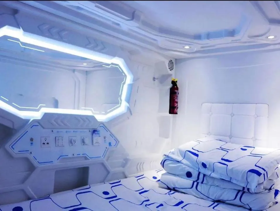 Guests, Bed in Jianpuke Space Capsule Backpacker Hostel