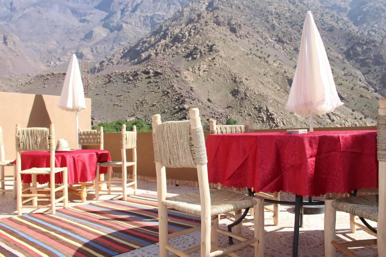 Restaurant/places to eat in Dar Imperial