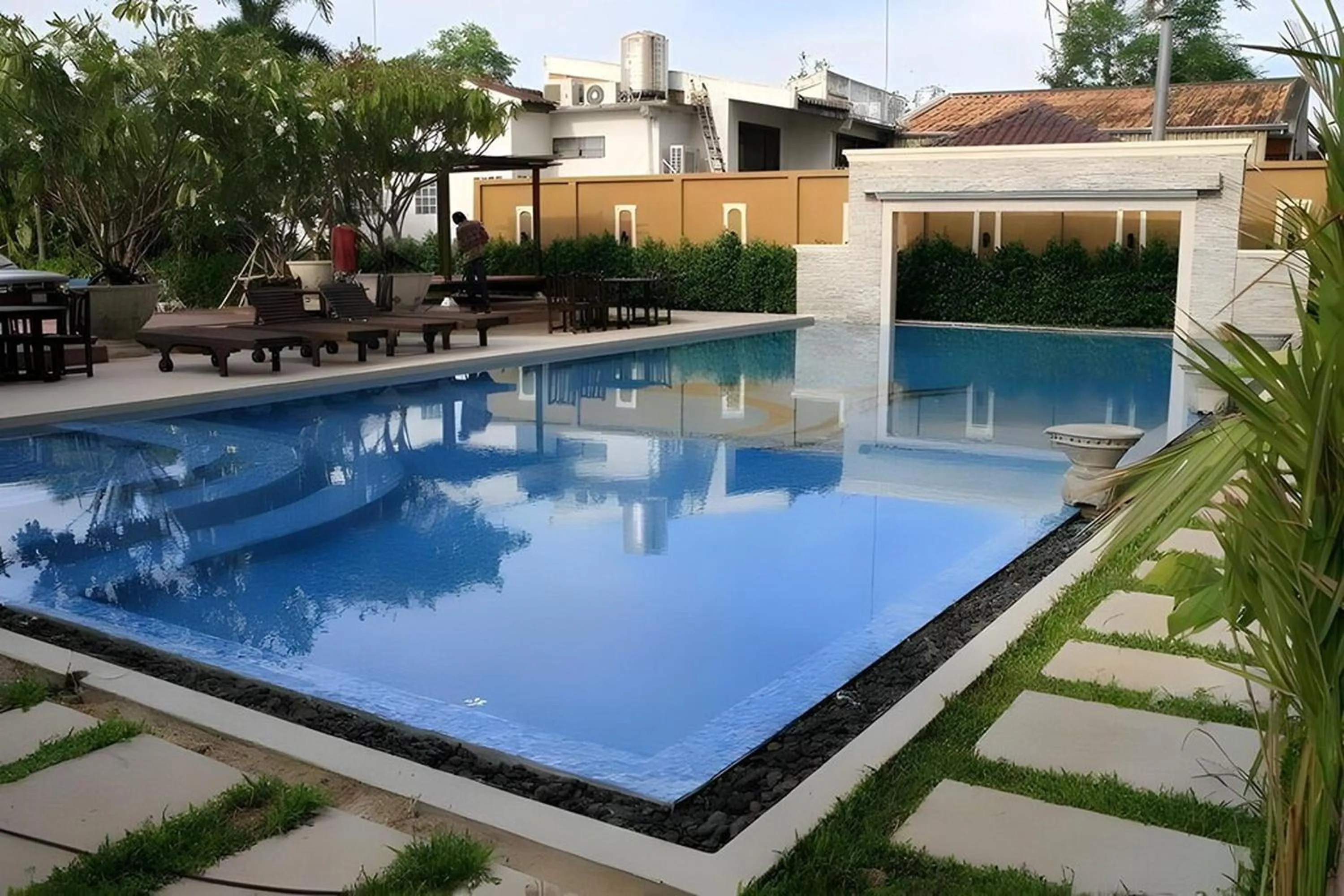 Swimming pool in Ruean Phae Royal Park Hotel
