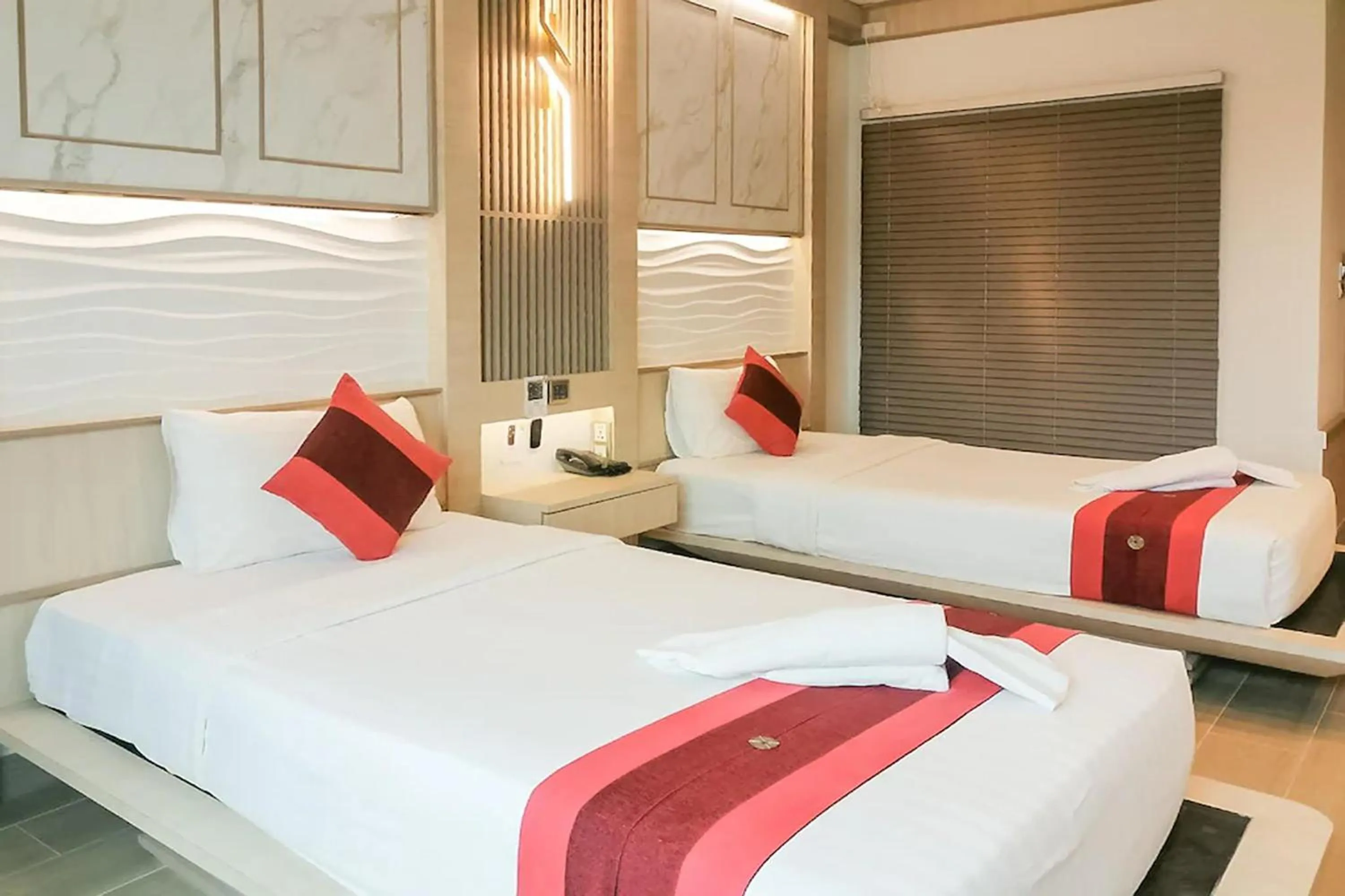 Bed in Ruean Phae Royal Park Hotel