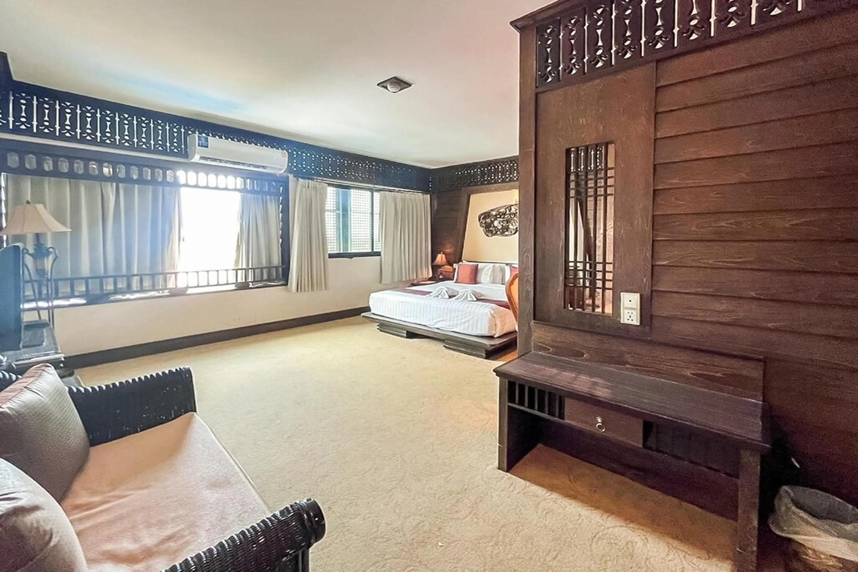 Bed in Ruean Phae Royal Park Hotel