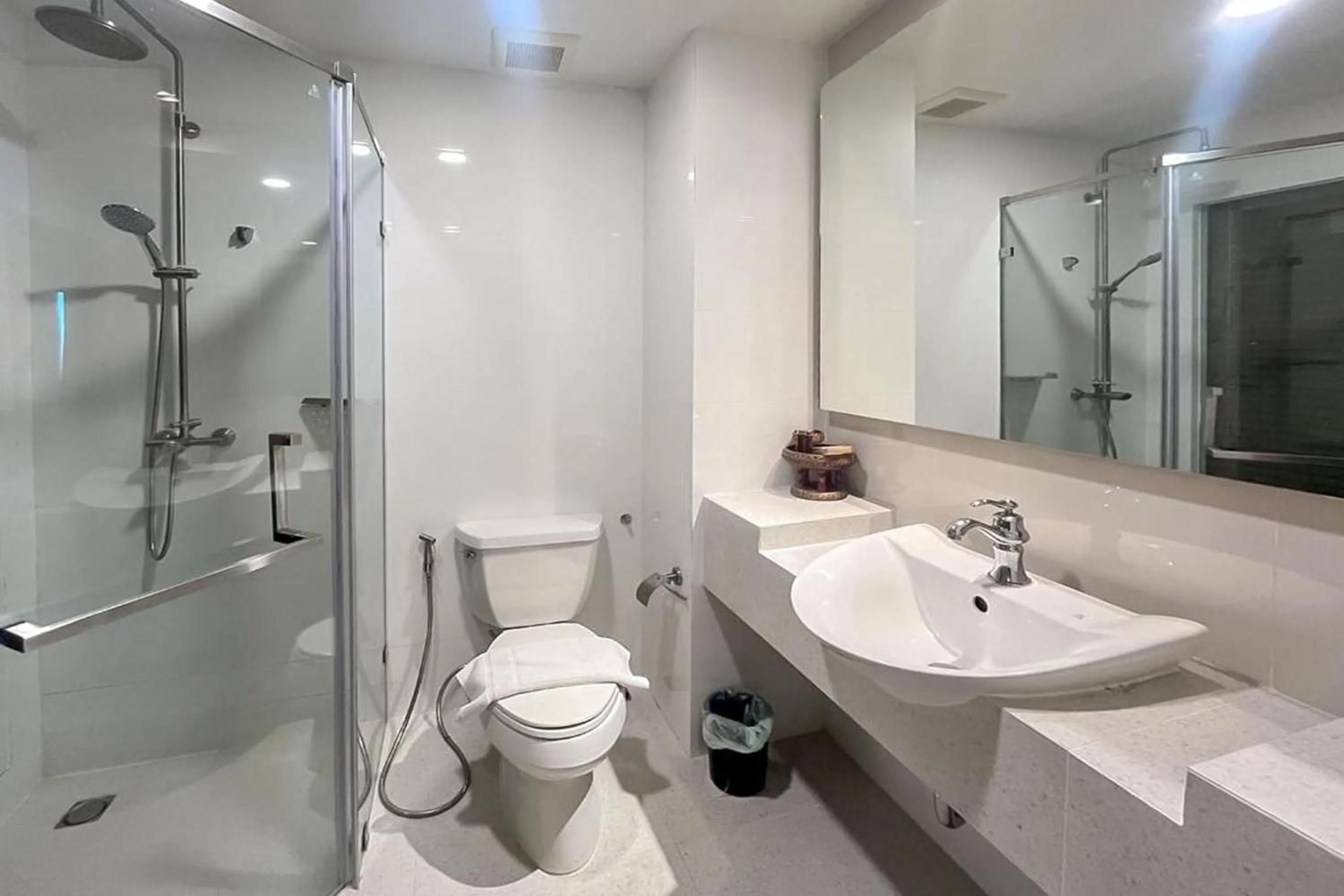 Shower in Ruean Phae Royal Park Hotel