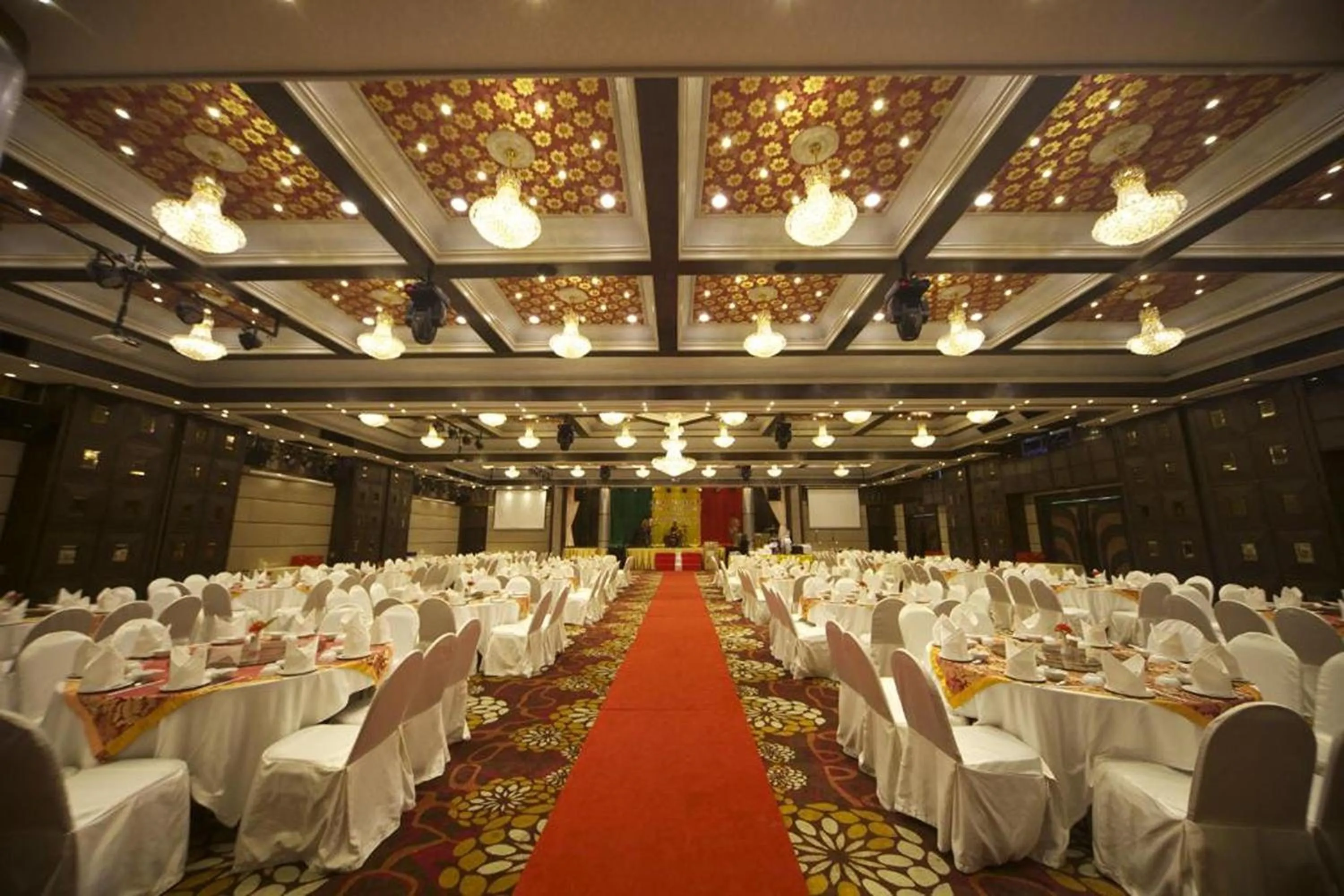 Meeting/conference room in Ruean Phae Royal Park Hotel