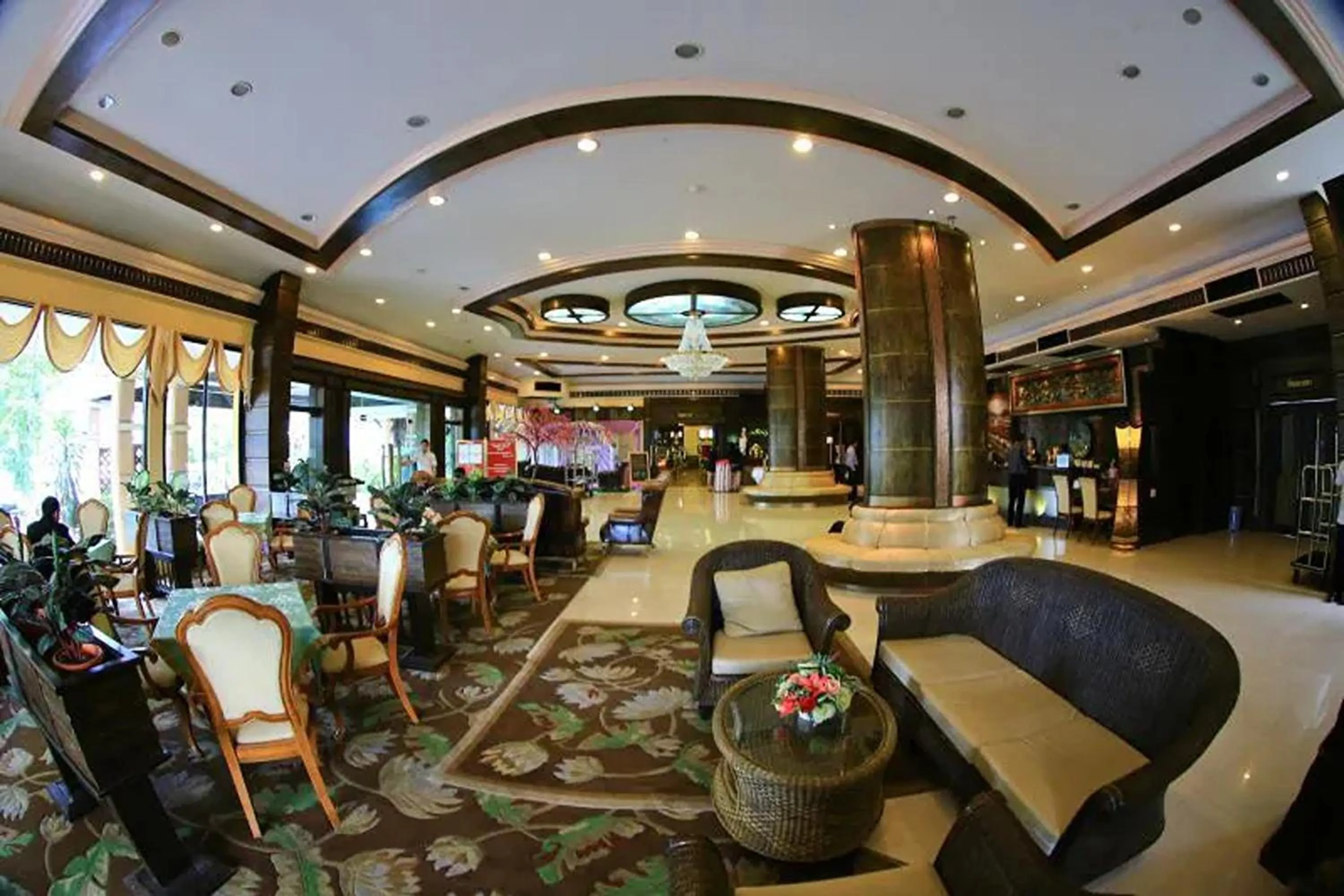Lobby or reception in Ruean Phae Royal Park Hotel