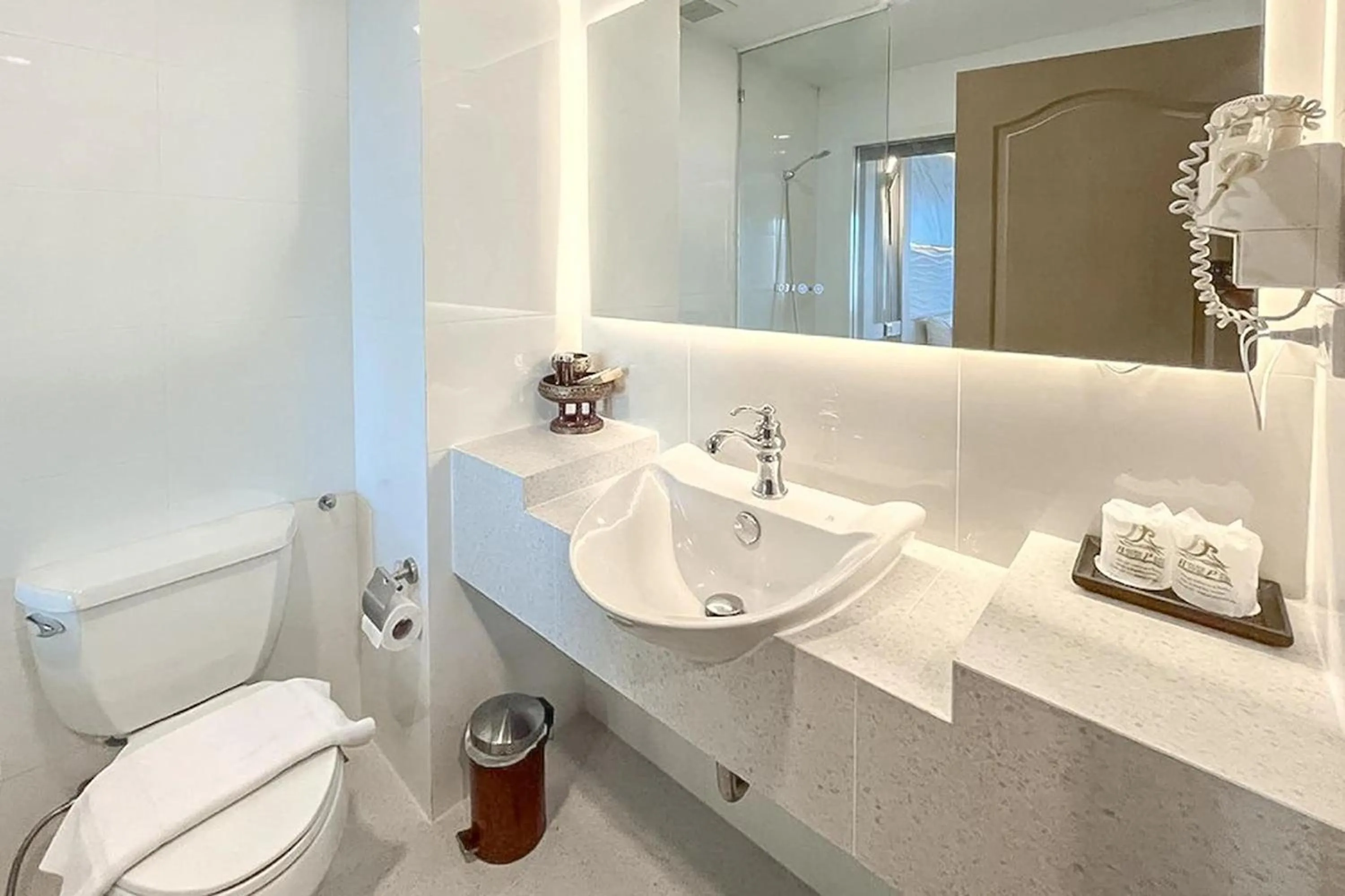 Toilet in Ruean Phae Royal Park Hotel