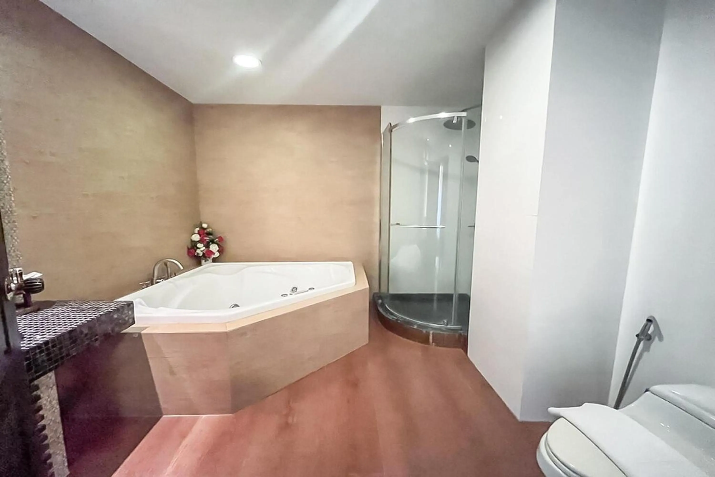 Shower in Ruean Phae Royal Park Hotel