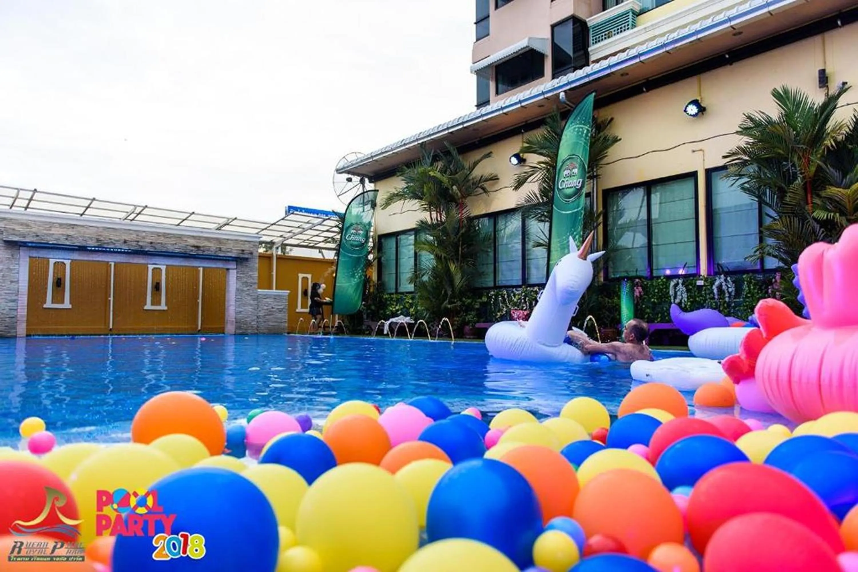 Swimming pool in Ruean Phae Royal Park Hotel