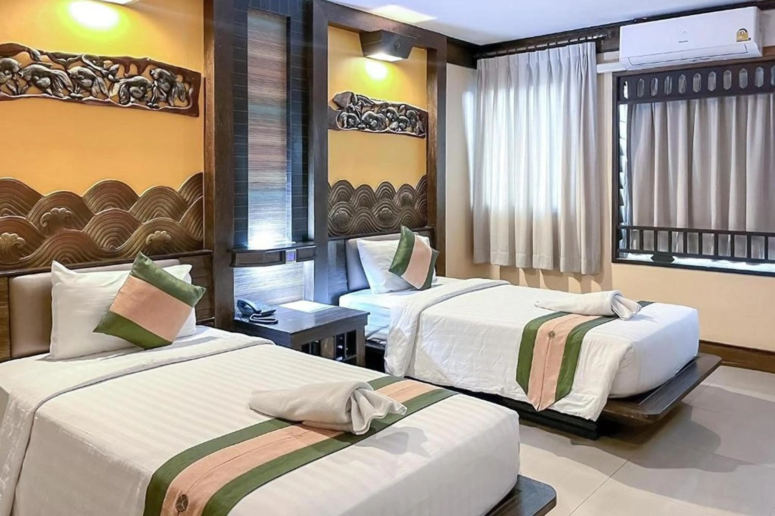 Bed in Ruean Phae Royal Park Hotel