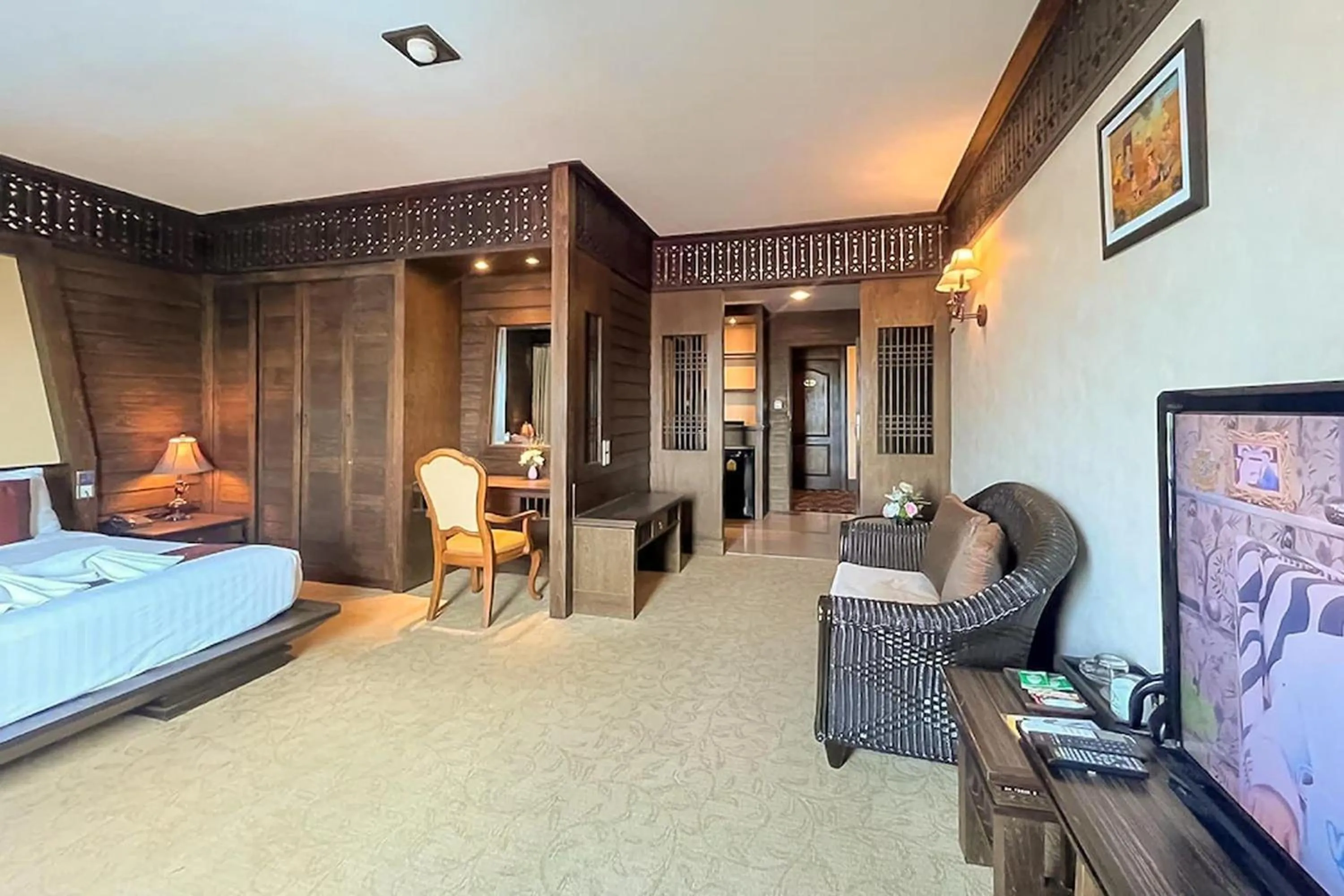 Bed in Ruean Phae Royal Park Hotel