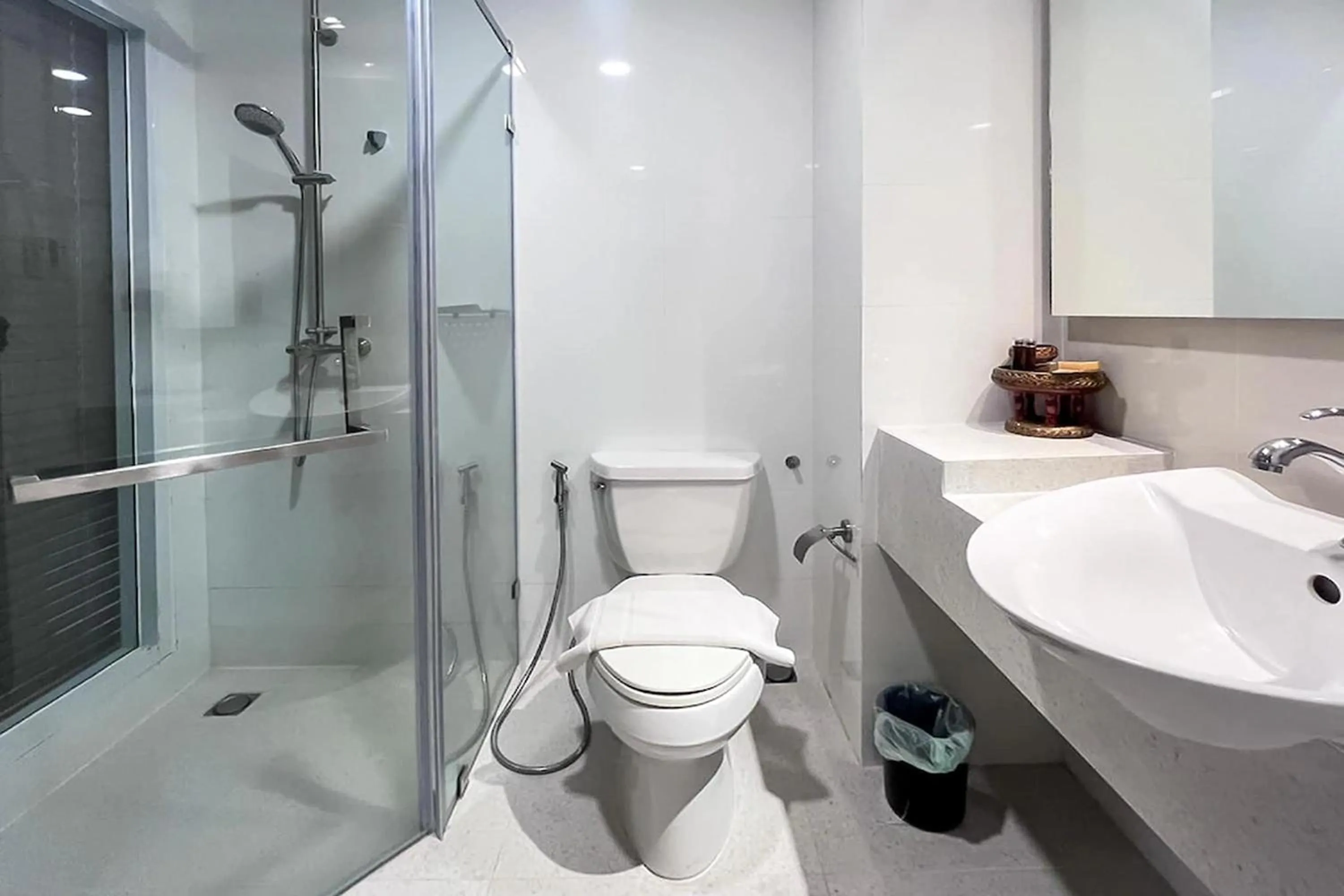 Shower in Ruean Phae Royal Park Hotel