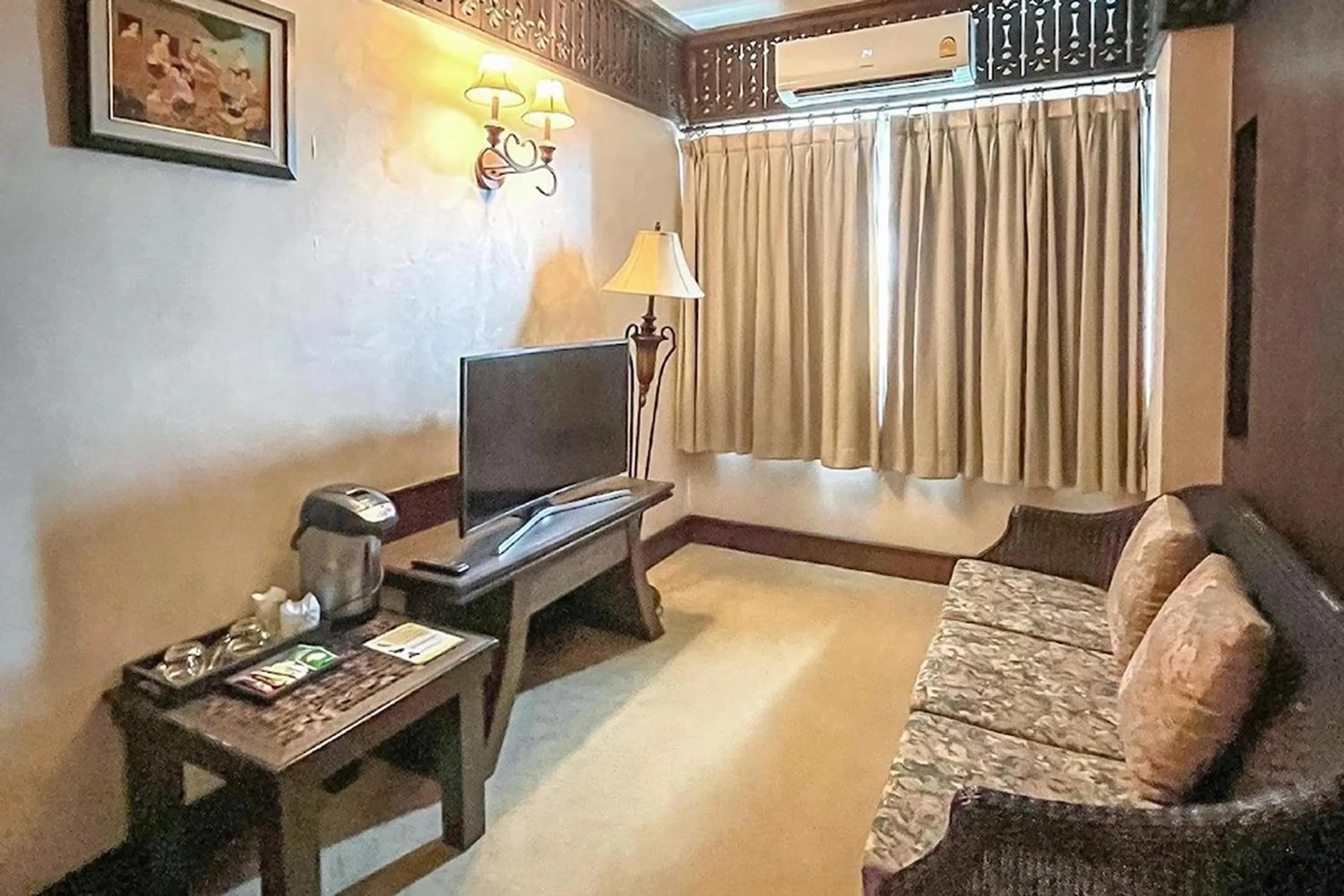 TV and multimedia in Ruean Phae Royal Park Hotel