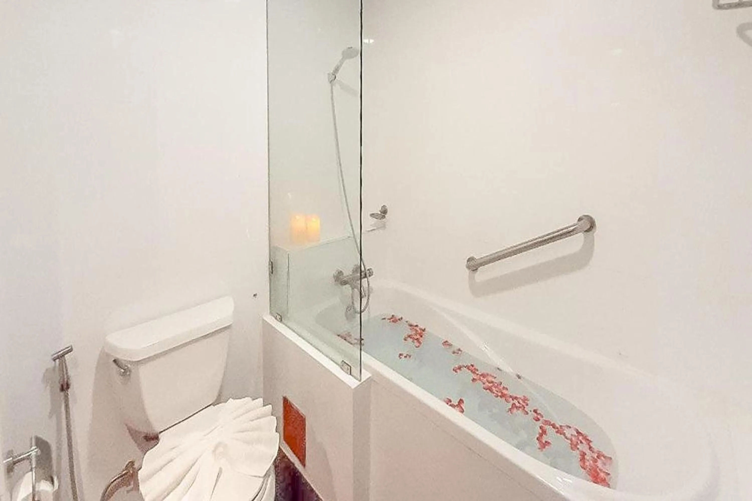 Shower in Ruean Phae Royal Park Hotel